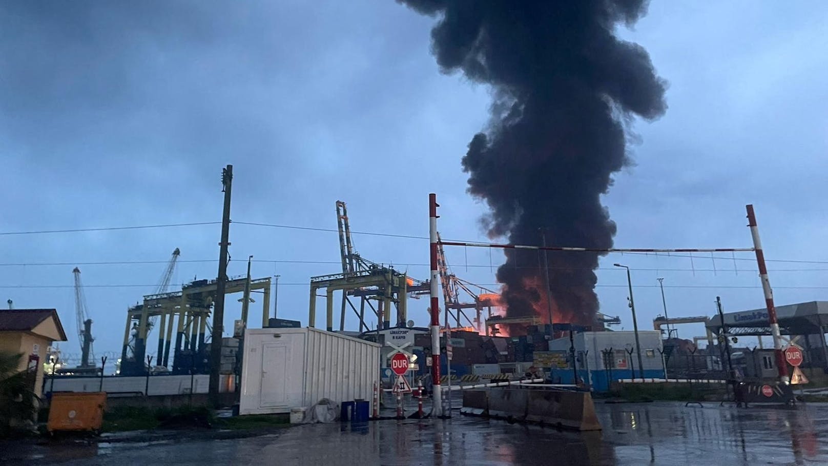 Am Hafen von Iskederun in der Türkei ist nach den zwei schweren Erdbeben ein grosses Feuer ausgebrochen.