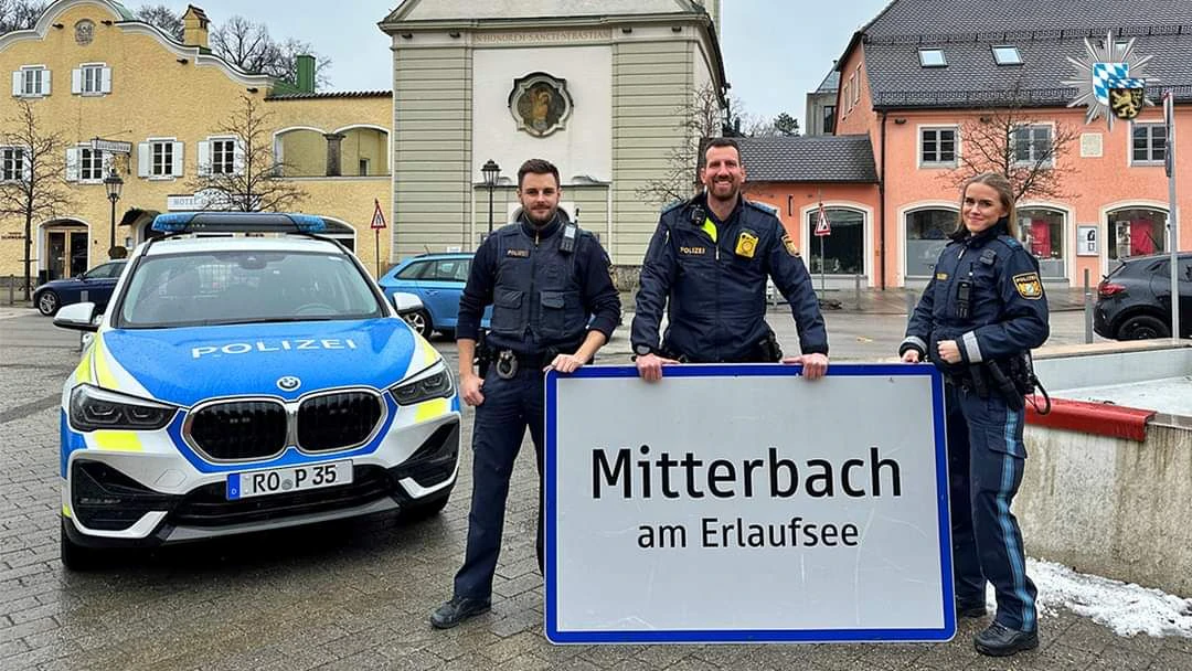 Deutsche Polizei mit dem Ortsschild aus NÖ