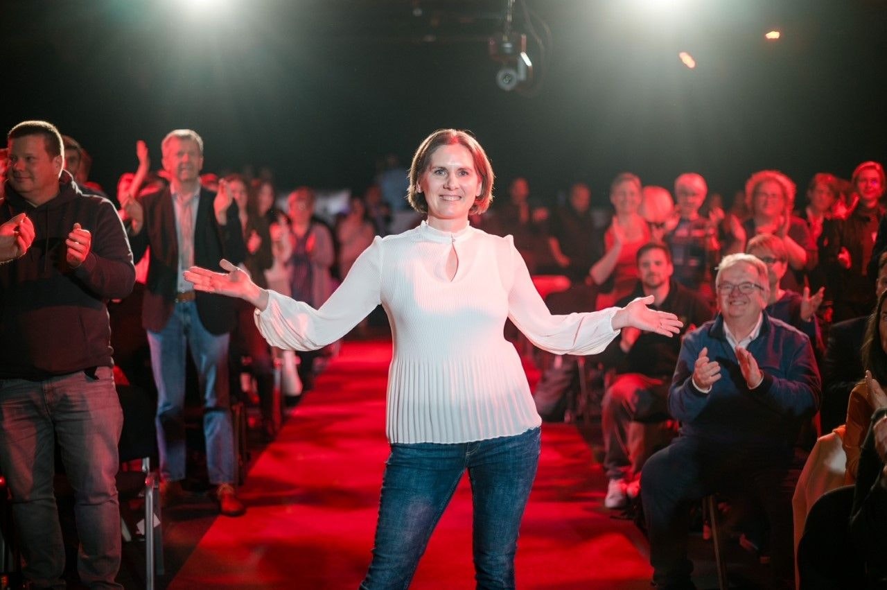 Heute.at - Weltrekord-Slam! Katrin aus NÖ redete alle an die Wand