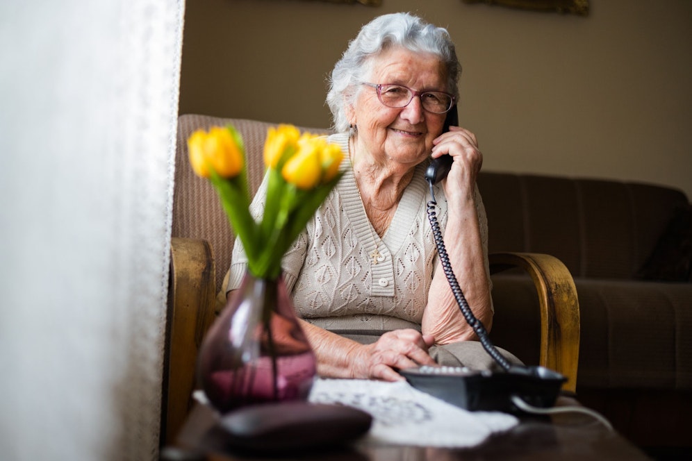 Betrüger geben sich am Telefon aus Beamte aus und erleichtern ihre betagten Opfer um Tausende Euro. (Symbolbild)
