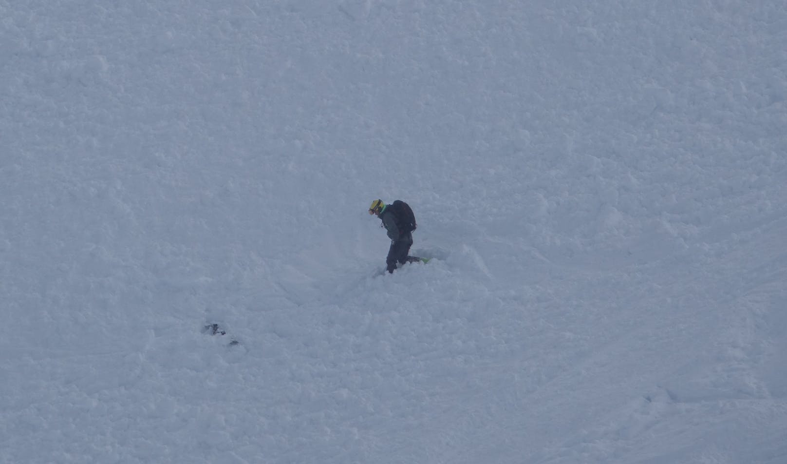 Ein 42-jähriger Skifahrer aus Polen fuhr kurz vor 11.00 Uhr im Gemeindegebiet von Hippach im Schigebiet Horberg mit seinen Schiern in den freien und ungesicherten Schiraum ein. Einige Meter unterhalb der Einfahrt löste sich ein Schneebrett mit einer Anrisshöhe von 50-60 cm.