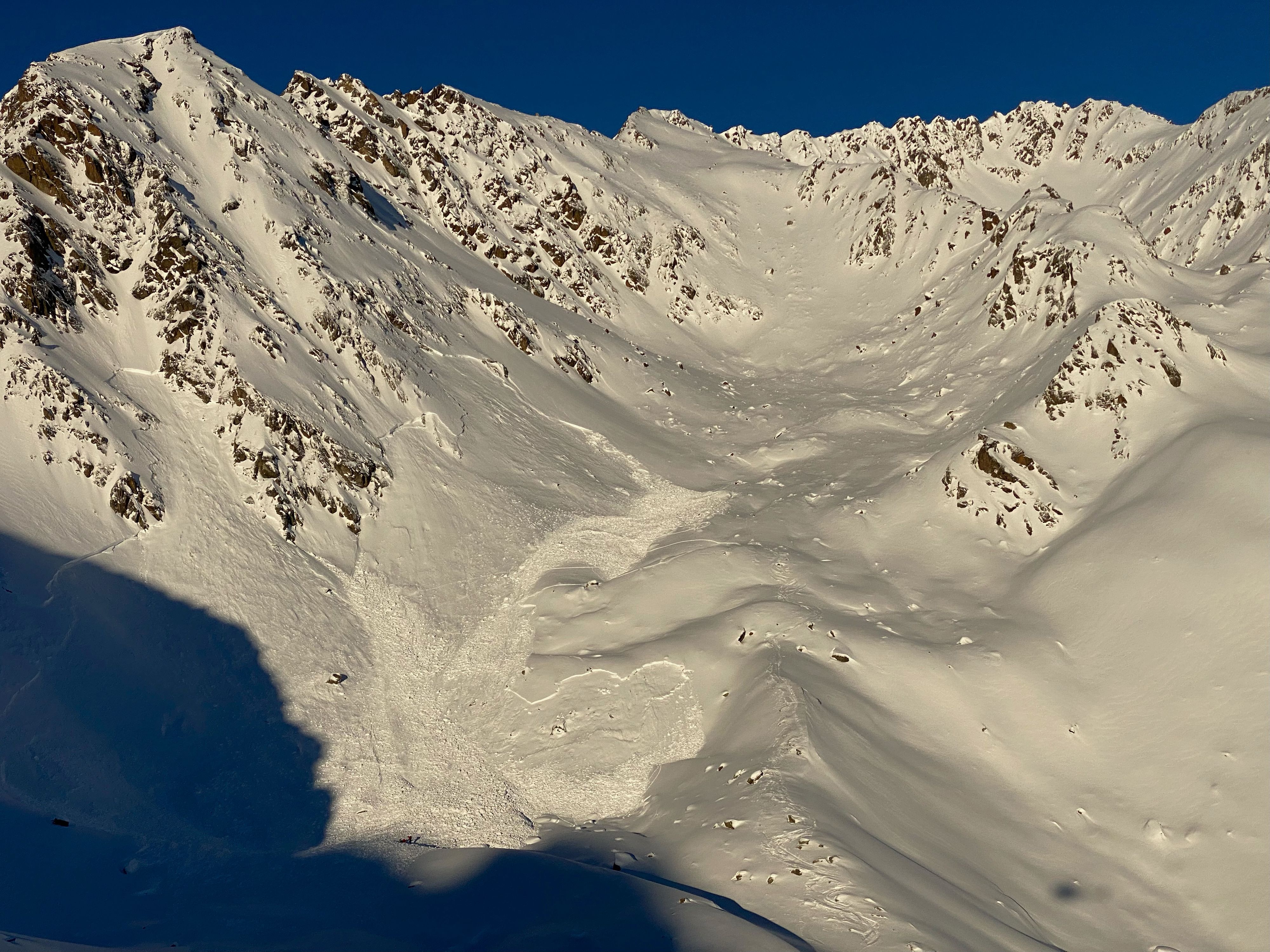 Der 30-Jährige wurde von der Lawine verschüttet, einen Tag danach erlag er seinen Verletzungen. Symbolbild.