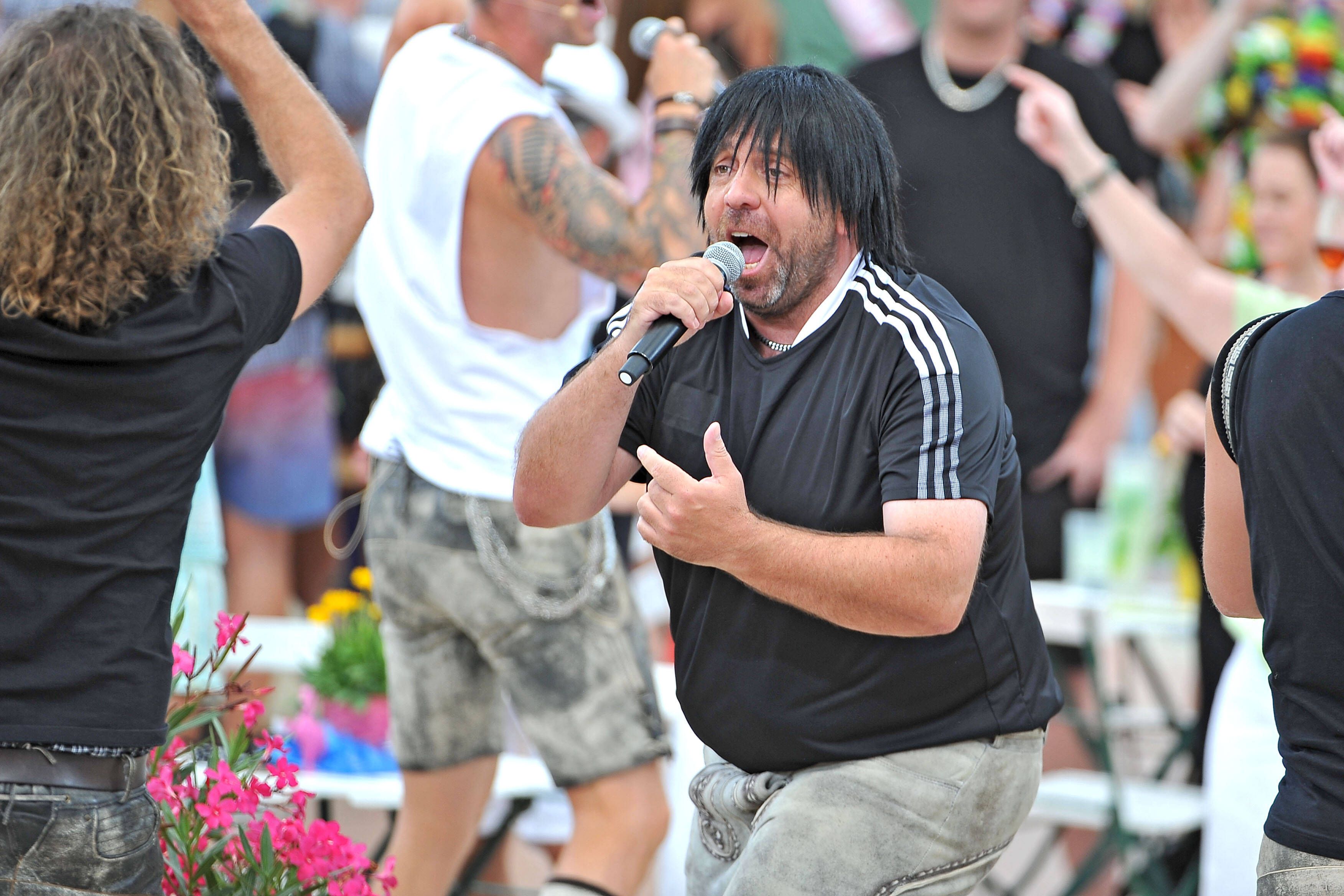  ZDF - Fernsehgarten. Sänger Ikke Hüftgold  bürgl. Matthias Distel  während der ZDF - Unterhaltungsshow Fernsehgarten am 31.07.2022 in Mainz. 20220731MWI29650 *** ZDF Fernsehgarten singer Ikke Hüftgold bürgl Matthias Distel during the ZDF entertainment show Fernsehgarten on 31 07 2022 in Mainz 20220731MWI29650
