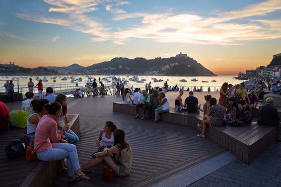 Wie in den meisten Teilen Spaniens, spielt sich auch in San Sebastian viel öffentliches Leben draußen ab. So etwa beim Sonnenuntergang an der La-Concha-Bucht.&nbsp;