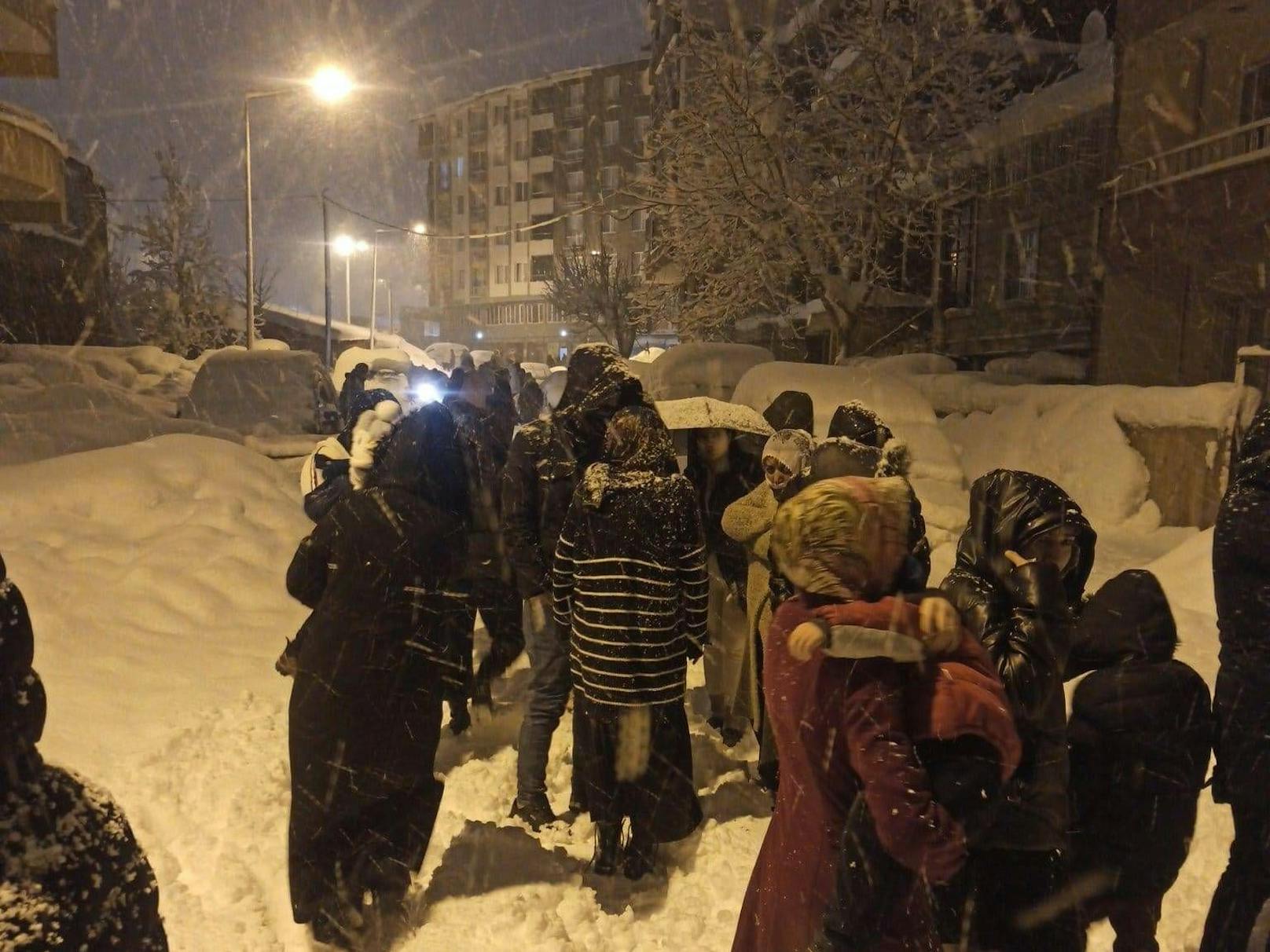 Viele Menschen, die bei den Beben aus ihren Häusern geflüchtet waren, mussten bei Eis und Schnee im Freien ausharren. (Bild vom 6. Februar 2023)