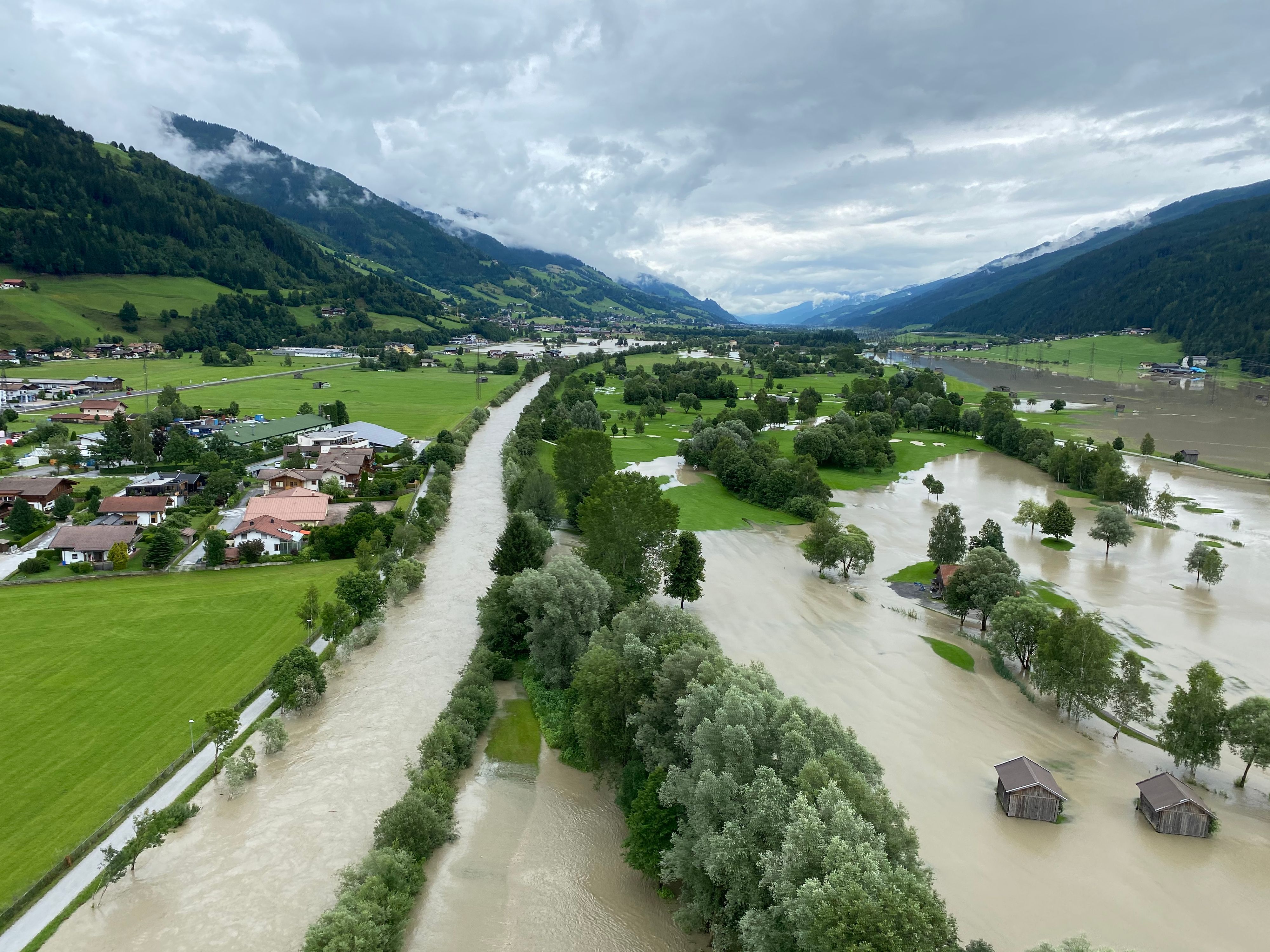 Download von www.picturedesk.com am 07.02.2023 (11:49).  BILD zu OTS - Flugaufnahmen vom Hochwasser im Oberpinzgau zwischen Mittersill und Bramberg 18.07.2021.Land Salzburg/Franz Wieser *** Die Nutzung des Bildes für redaktionelle Zwecke ist kostenlos. Weitergehende Nutzung bedarf der Zustimmung des Aussenders. *** - 20210719_PD1466 - Rechteinfo: OTS-Bild (OTS) Redaktionelle Nutzung im thematischen Zusammenhang mit der Aussendung kostenfrei gestattet.