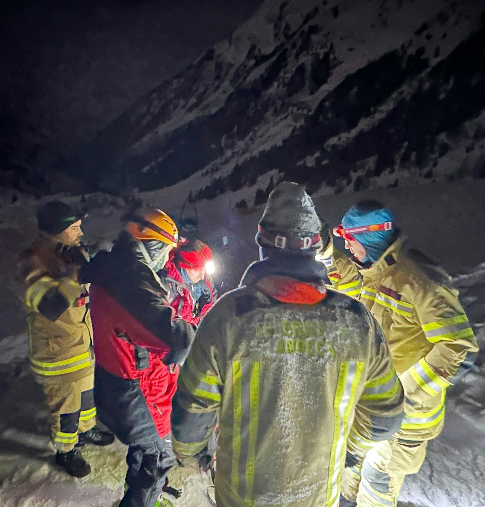 ... Meter breit verlegte. Bei der Suche konnte ein Signal eines verschütteten Lawinenortungsgeräts geortet werden, der geborgene Mann war aber bereits tot.