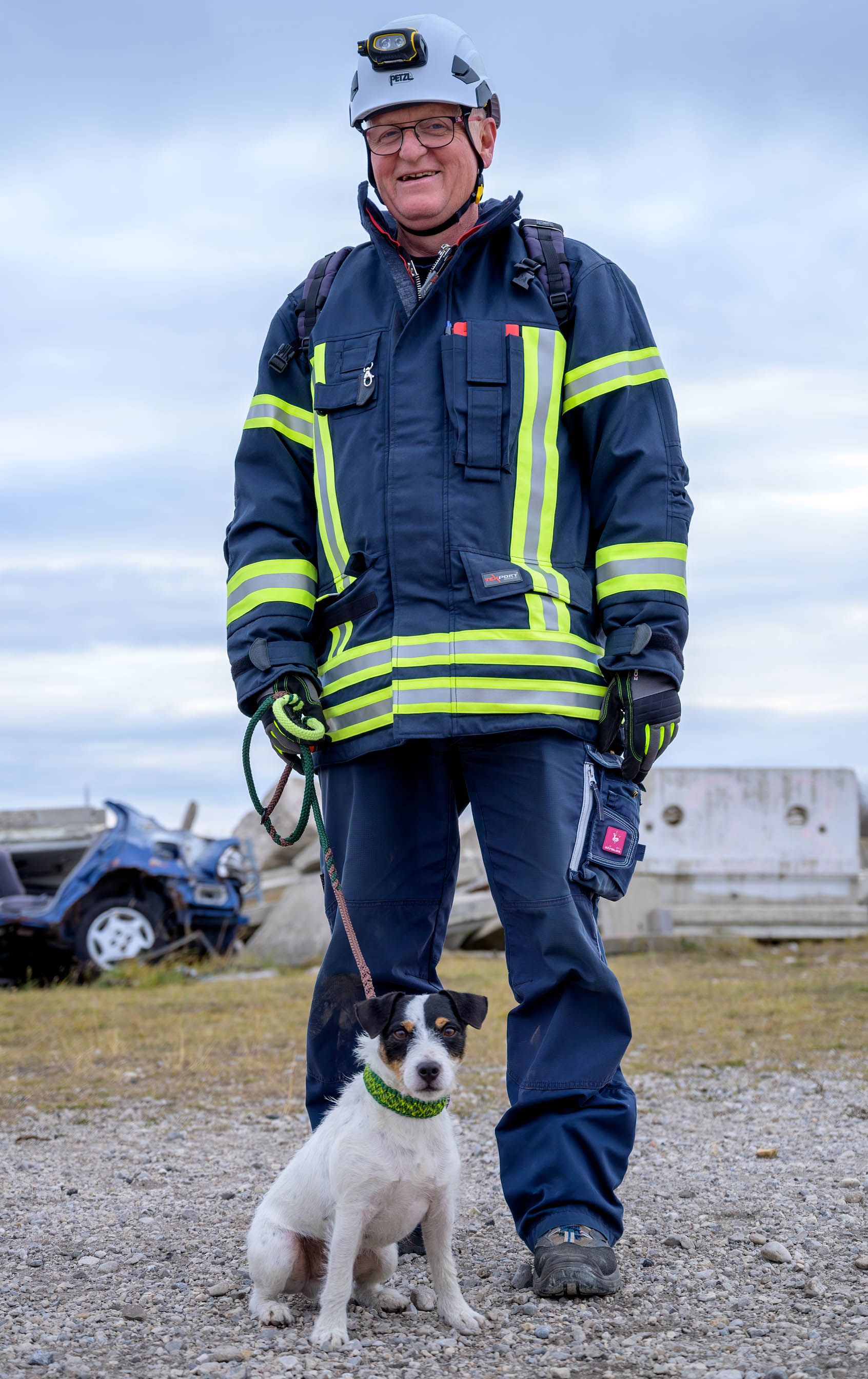 Feuerwehr-Stadtrat Peter Hanke dankte den ehrenamtlichen Helfern für ihr Engagement. Hier Hundeführer Joachim Brandlhofer mit dem 6-jährigen Arwed