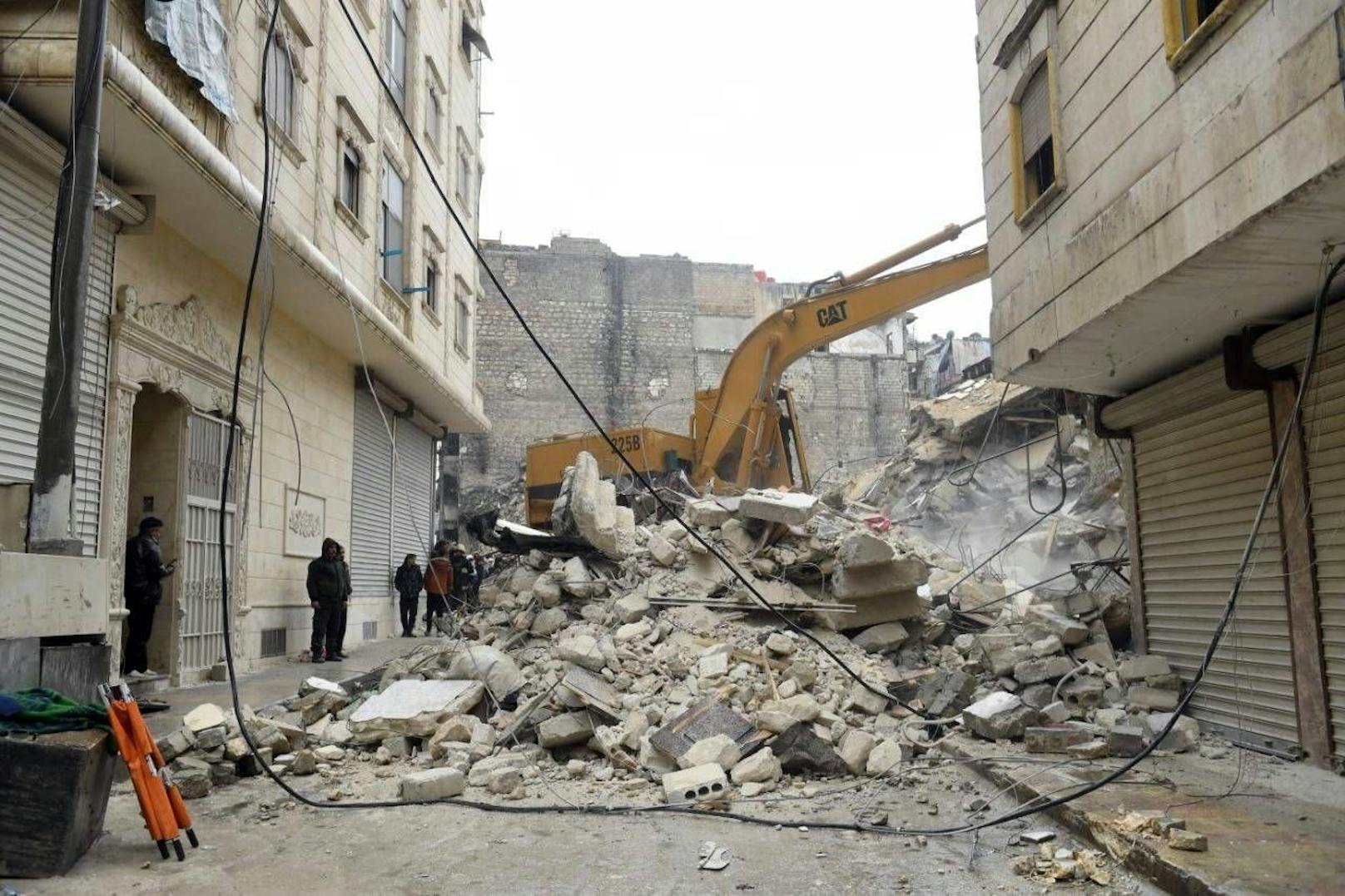 Viele Gebäude stürzen infolge der heftigen Erdstöße im türkisch-syrischen Grenzgebiet wie Kartenhäuser zusammen.