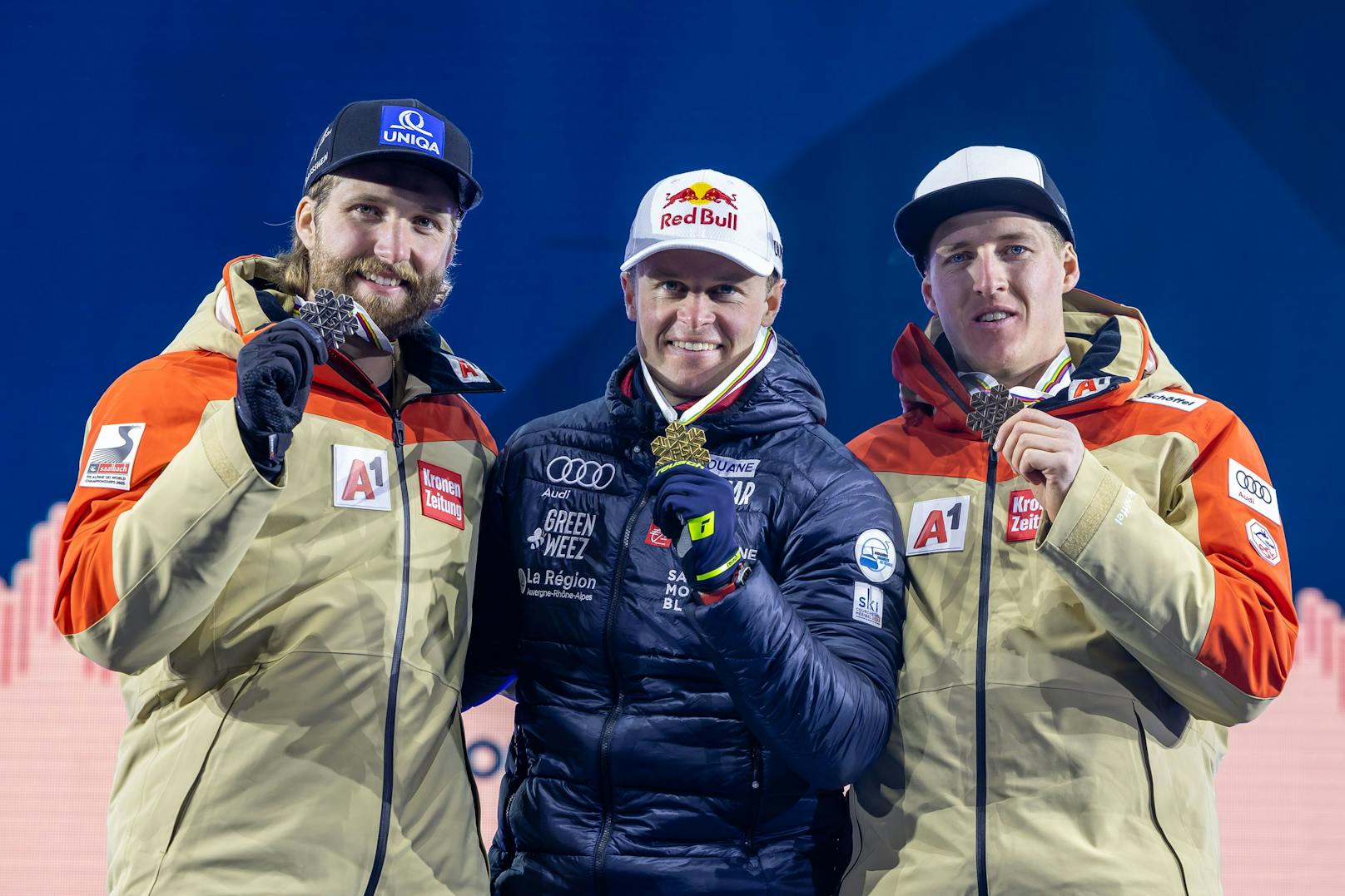 Die ÖSV-Stars Marco Schwarz und Raphael Haaser jubeln bei der Ski-WM in Courchevel über Silber und Bronze in der Kombi. Gold geht an den Franzosen aus dem Gastgeberort: Alexis Pinturault.