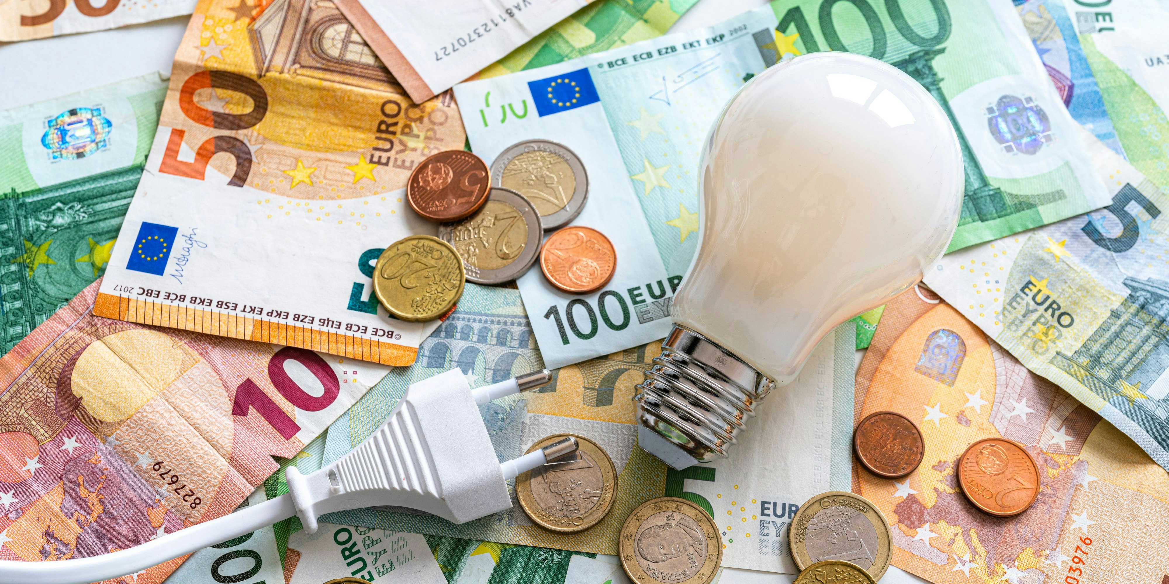 Am Markt wird Strom billiger, das hält die Preise aber nicht vom Steigen ab.