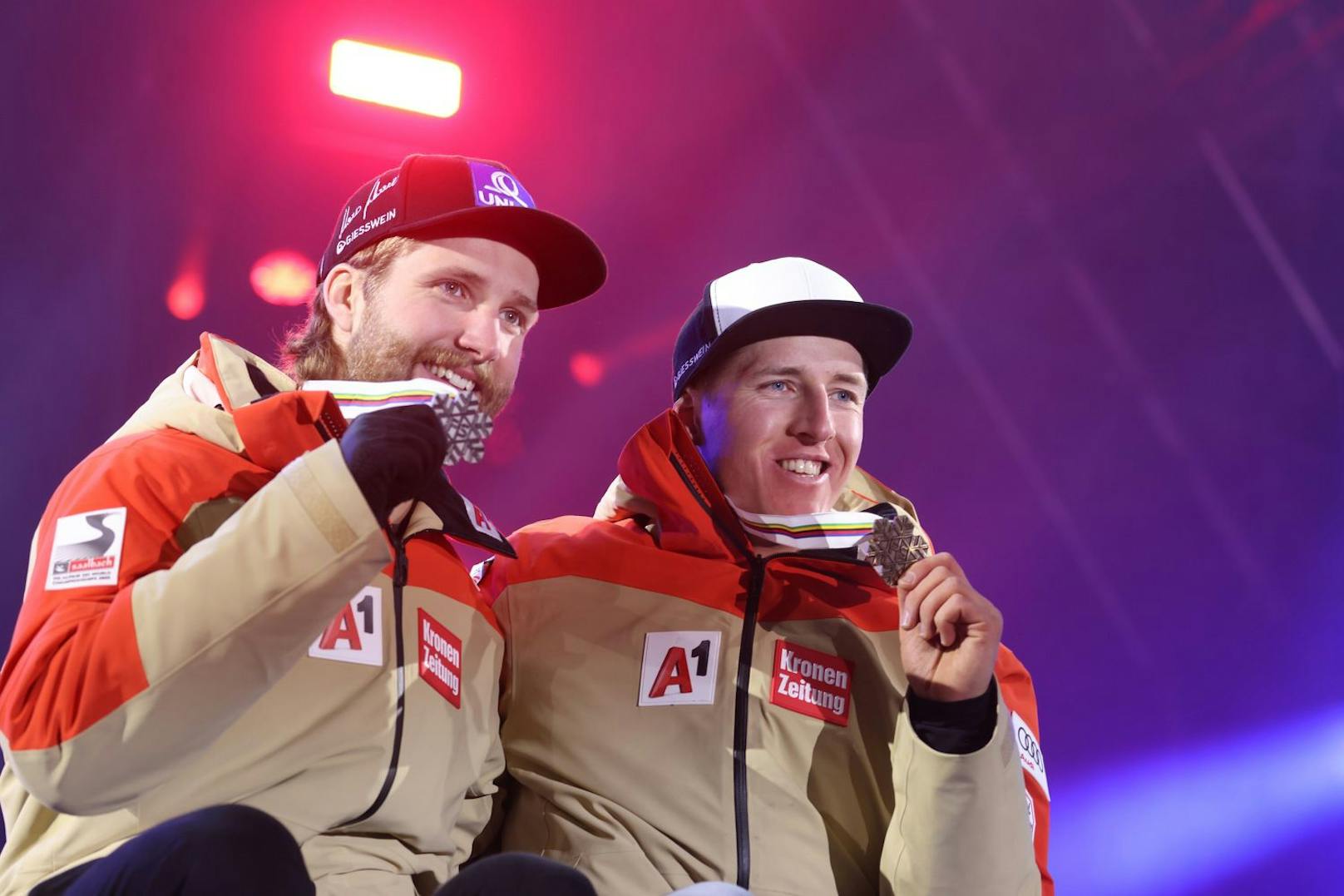 Die ÖSV-Stars Marco Schwarz und Raphael Haaser jubeln bei der Ski-WM in Courchevel über Silber und Bronze in der Kombi.