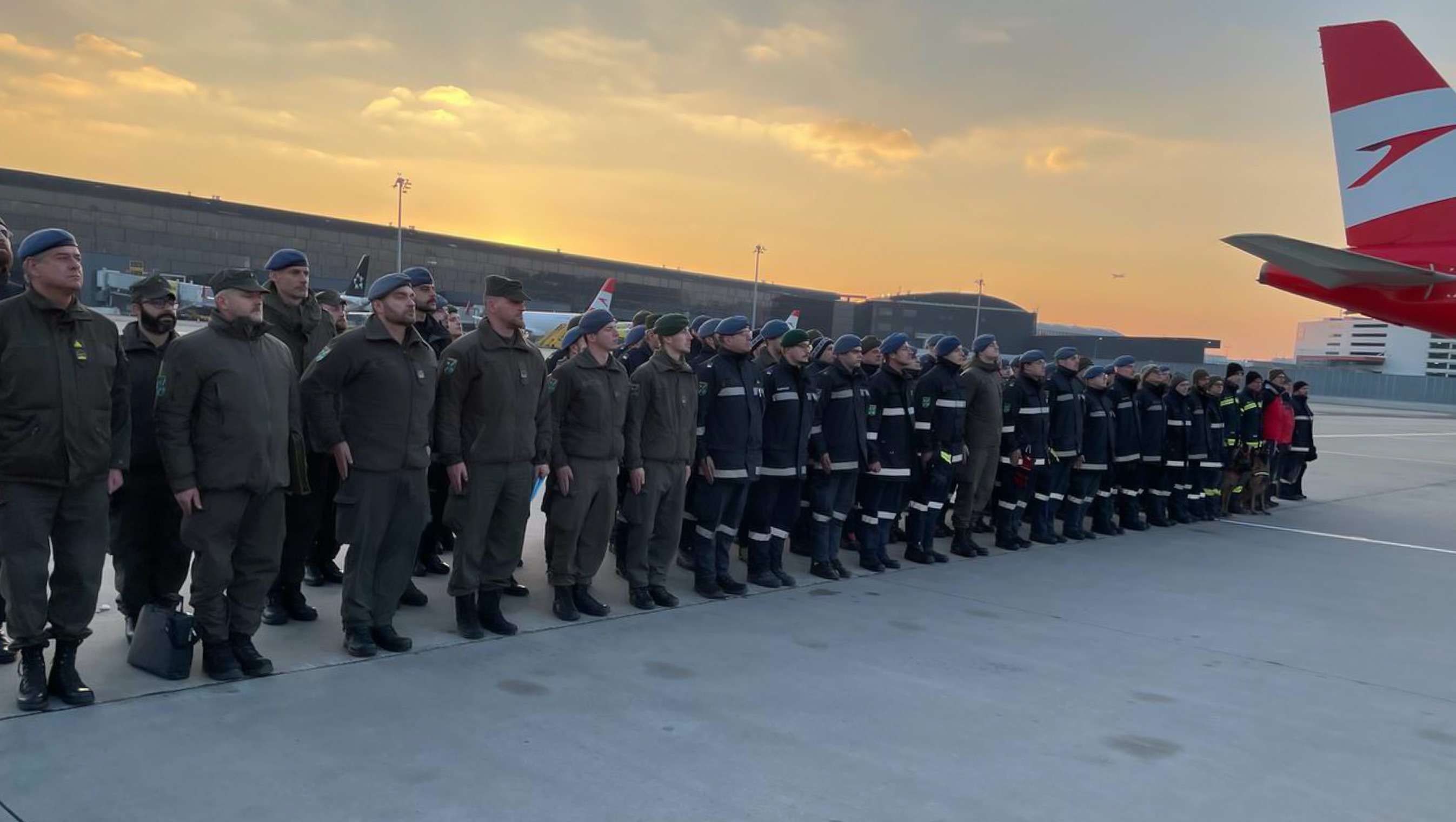 Bundesheer-Soldaten und zivile Helfer fliegen ins Katastrophengebiet