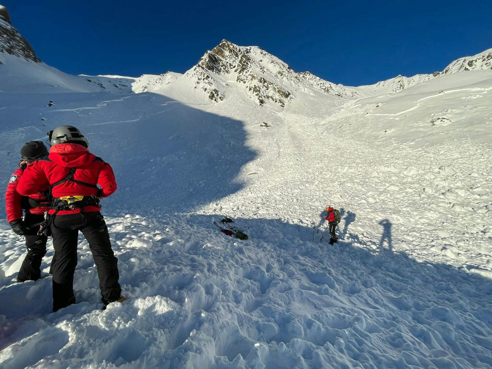 ... musste die Suche jedoch kurz nach 22 Uhr unterbrochen werden. Am Dienstag dann die traurige Gewissheit. Im Zuge des Suchfluges konnte unterhalb des Gruejoch in ...