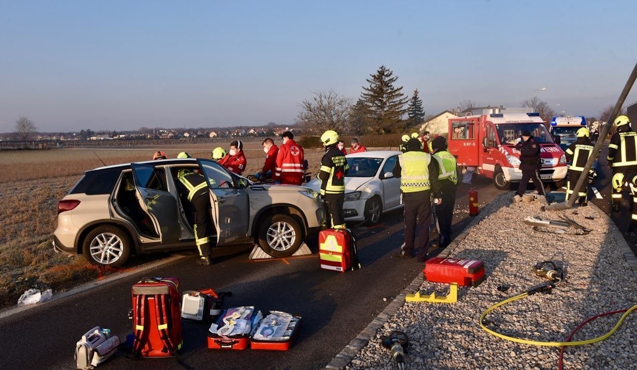 Heute.at - Lenker donnert gegen Pkw - 2 Personen eingeklemmt