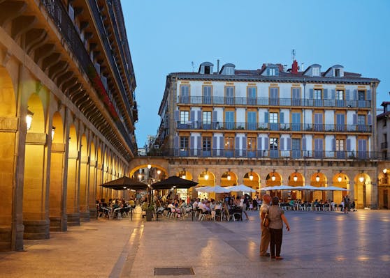 Bars und Restaurants gibt es in San Sebastian an jeder Ecke, so auch am Plaza de la Constitución, einem der Lieblingsplätze der Einheimischen.&nbsp;
