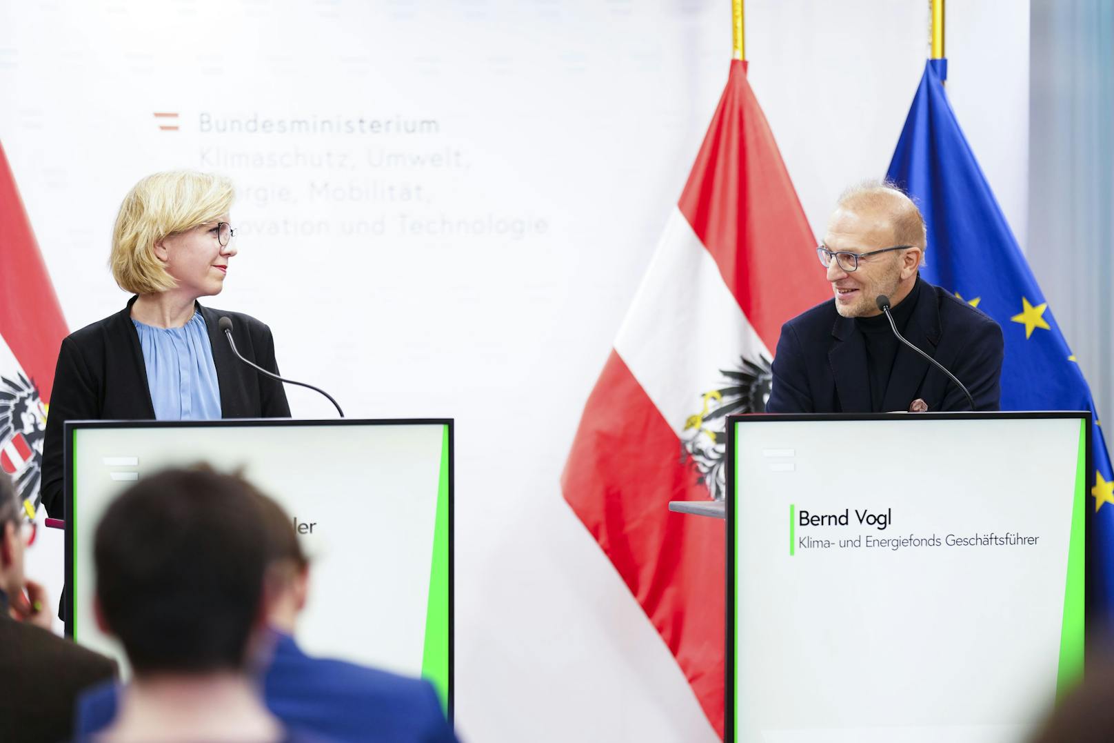Umweltministerin Leonore Gewessler (Grüne) und Bernd Vogl (GF Klima- und Energiefonds) bei einer Pressekonferenz im Februar 2023.