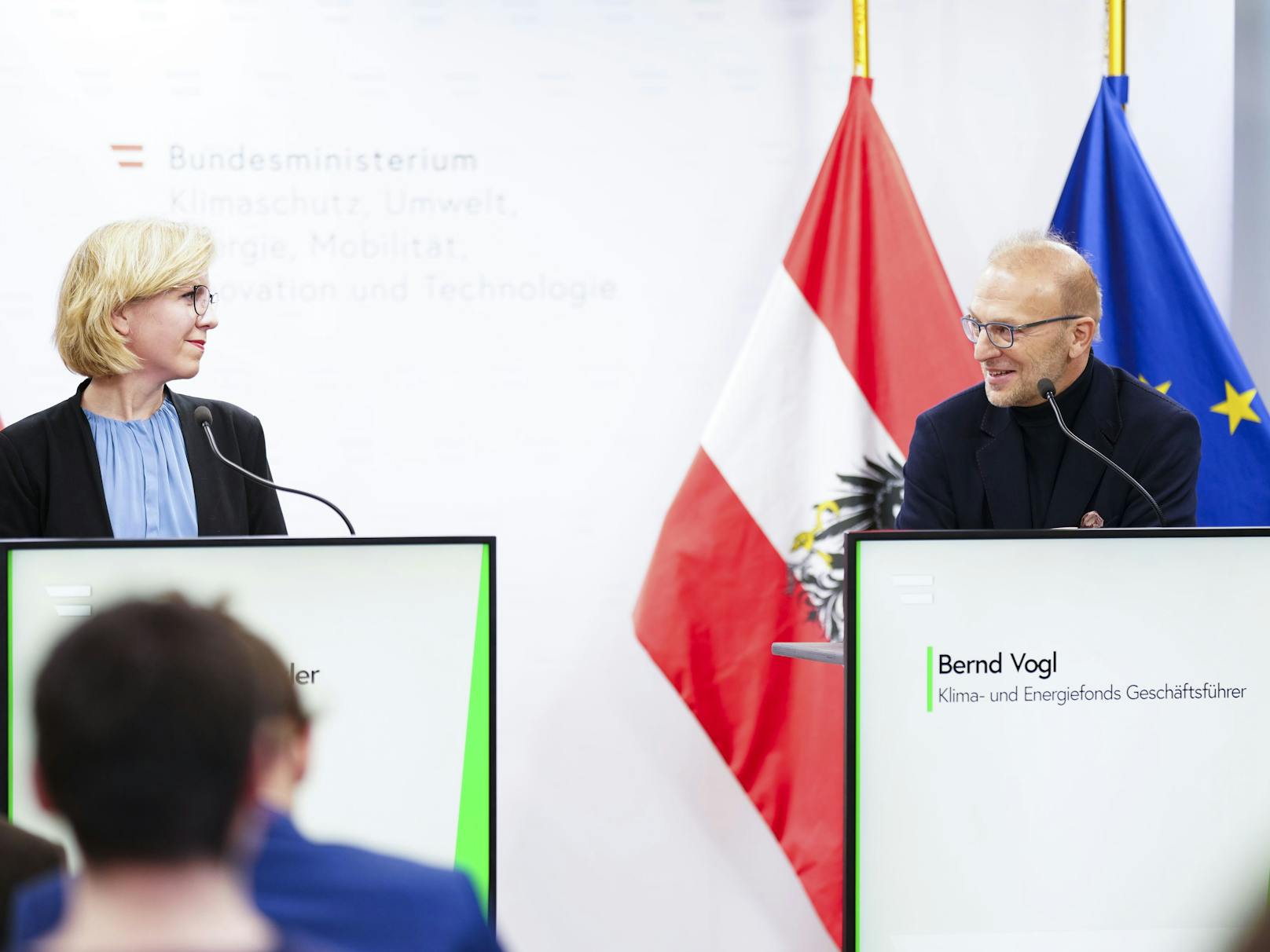 Klimaministerin Leonore Gewessler und der neue Geschäftsführer des Energie- und Klimafonds, Bernd Vogl, präsentierten am Dienstag das Jahresprogramm des Fonds.