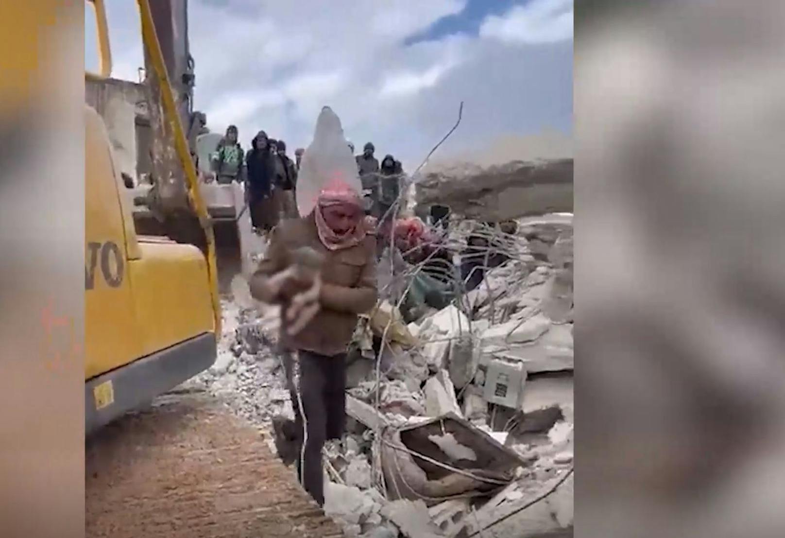 Im Nordwesten Syriens hat ein Kind, dass in den Trümmern des Erdbebens geboren wurde, durch wundersame Weise überlebt.