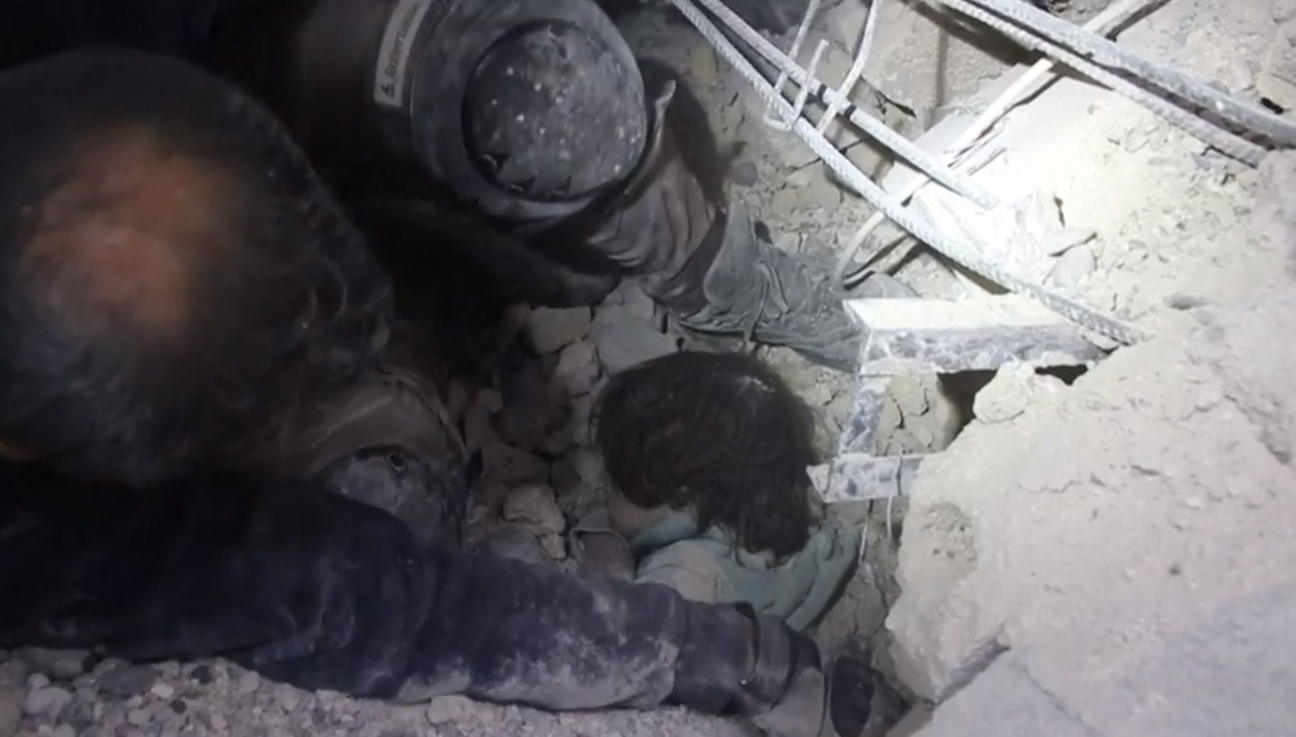 Das Mädchen konnte scheinbar unversehrt gerettet werden.