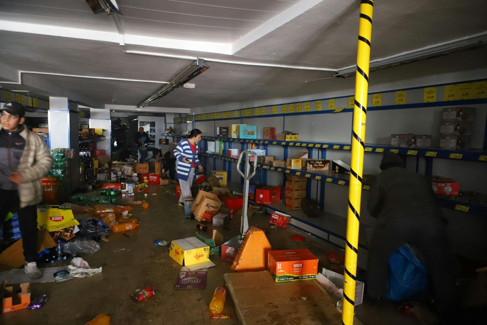 Die Läden in der betroffenen Region werden geplündert.