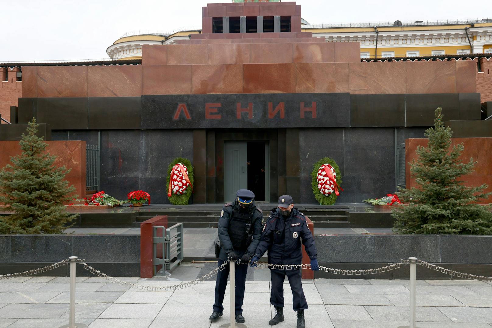 Das streng bewachte Mausoleum, in dem Lenin aufgebahrt wird.