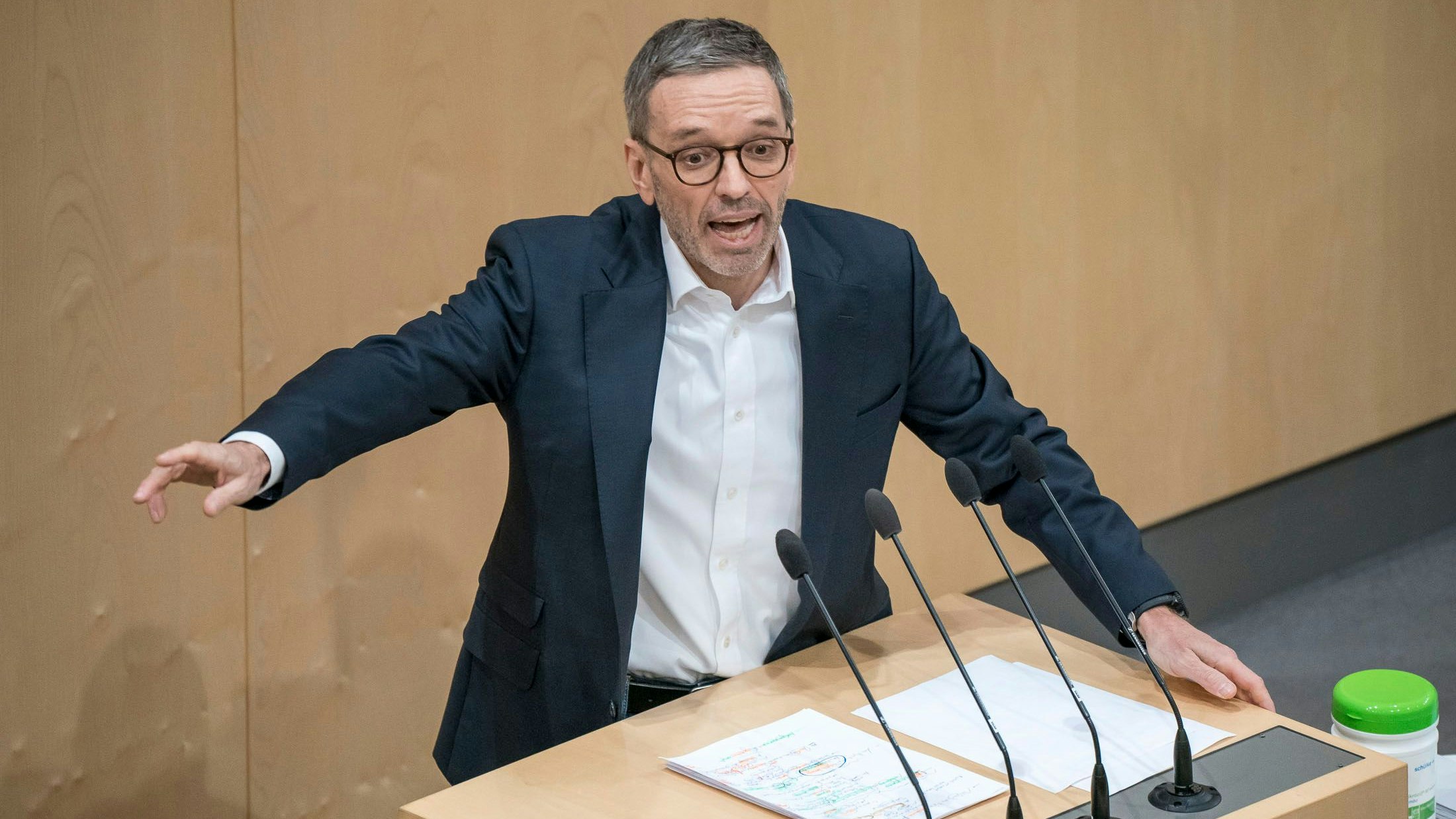 Herbert Kickl macht sich in einem Video auf Facebook über gendergerechte Sprache lustig.