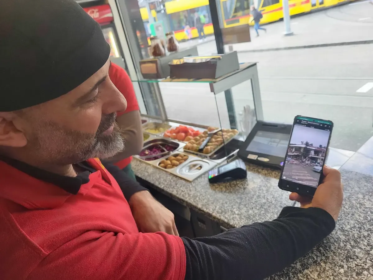 Mustafa Akbas zeigt zerstörte Wohnung in Elbistan.