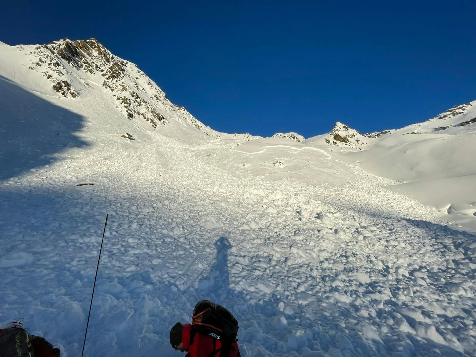 ... den Stubaier Alpen auf einer Seehöhe von rund 2.500 Metern eine große, trockene Schneebrettlawine gesichtet werden, die das Gelände etwa 340 Meter lang und 200 ...