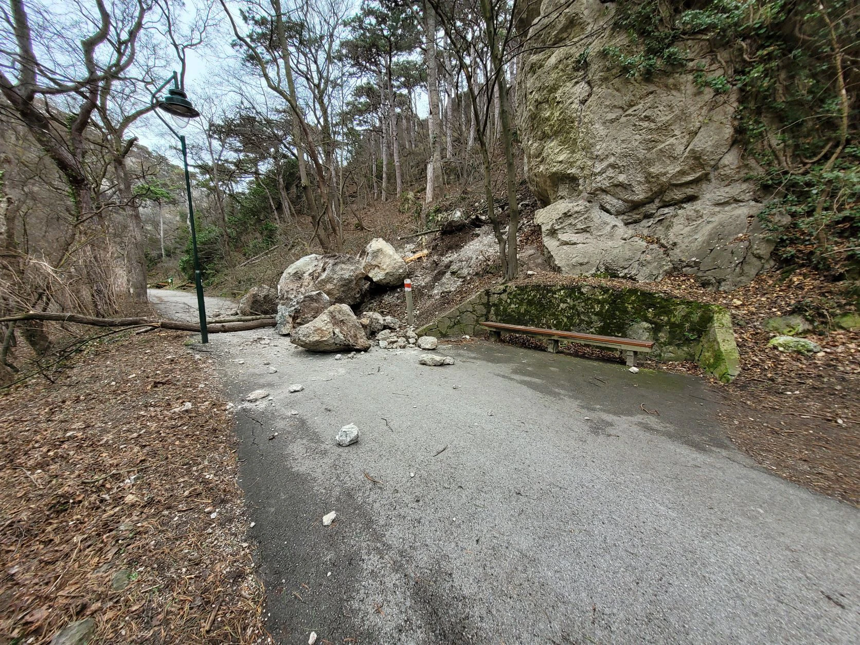 Gefährlicher Steinschlag auf Gehweg in Mödling