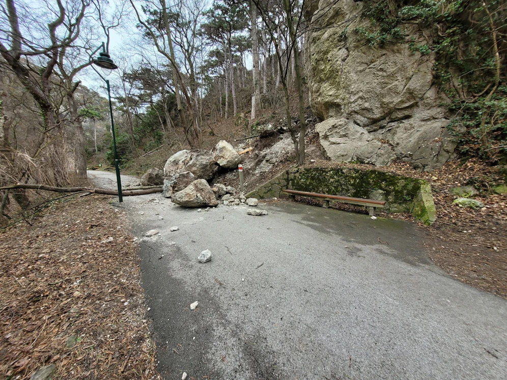 Gefährlicher Steinschlag auf Gehweg in Mödling