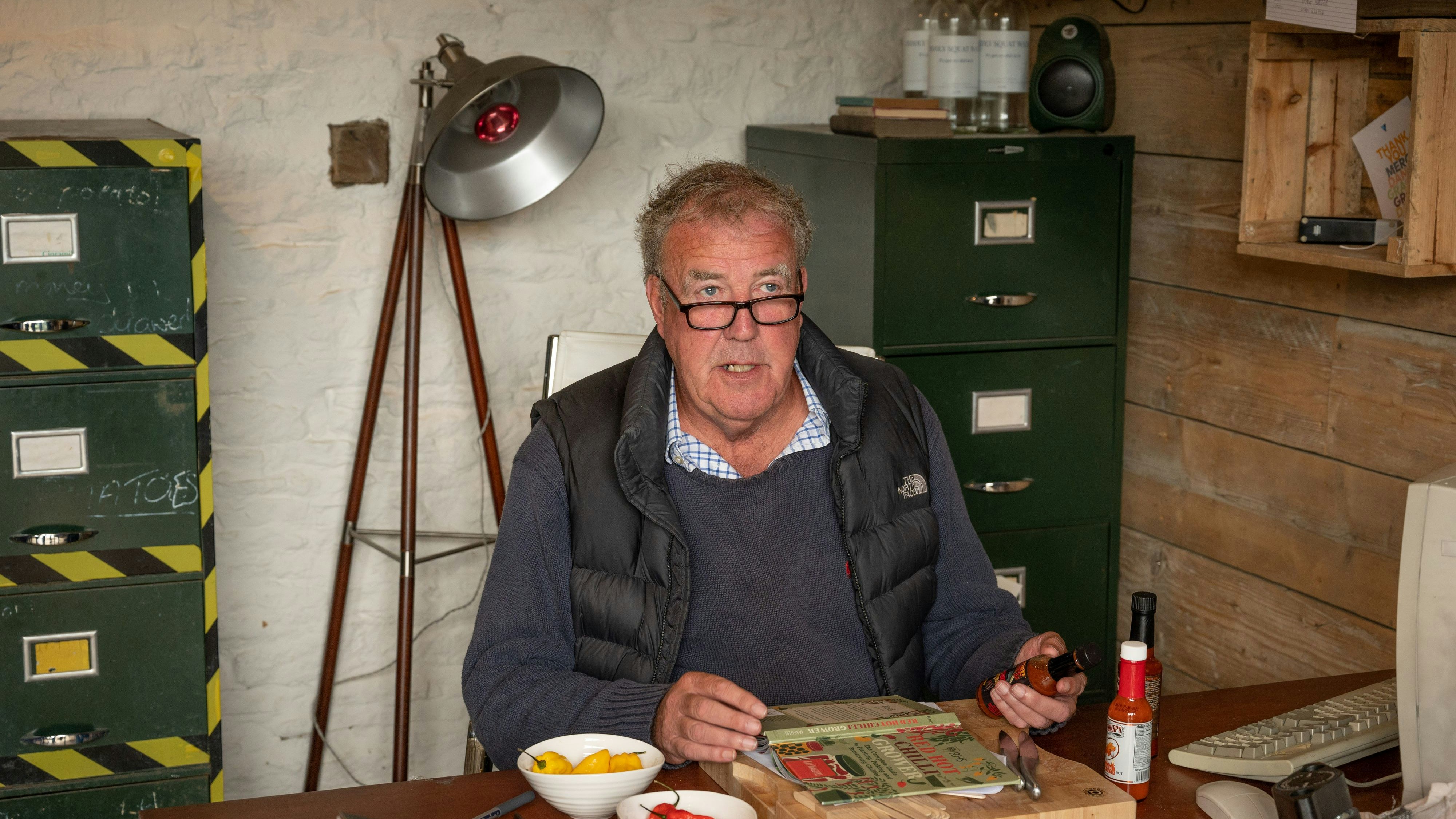 In Staffel zwei kämpft Clarkson mit seinen Lieben gegen die Bürokratie.
