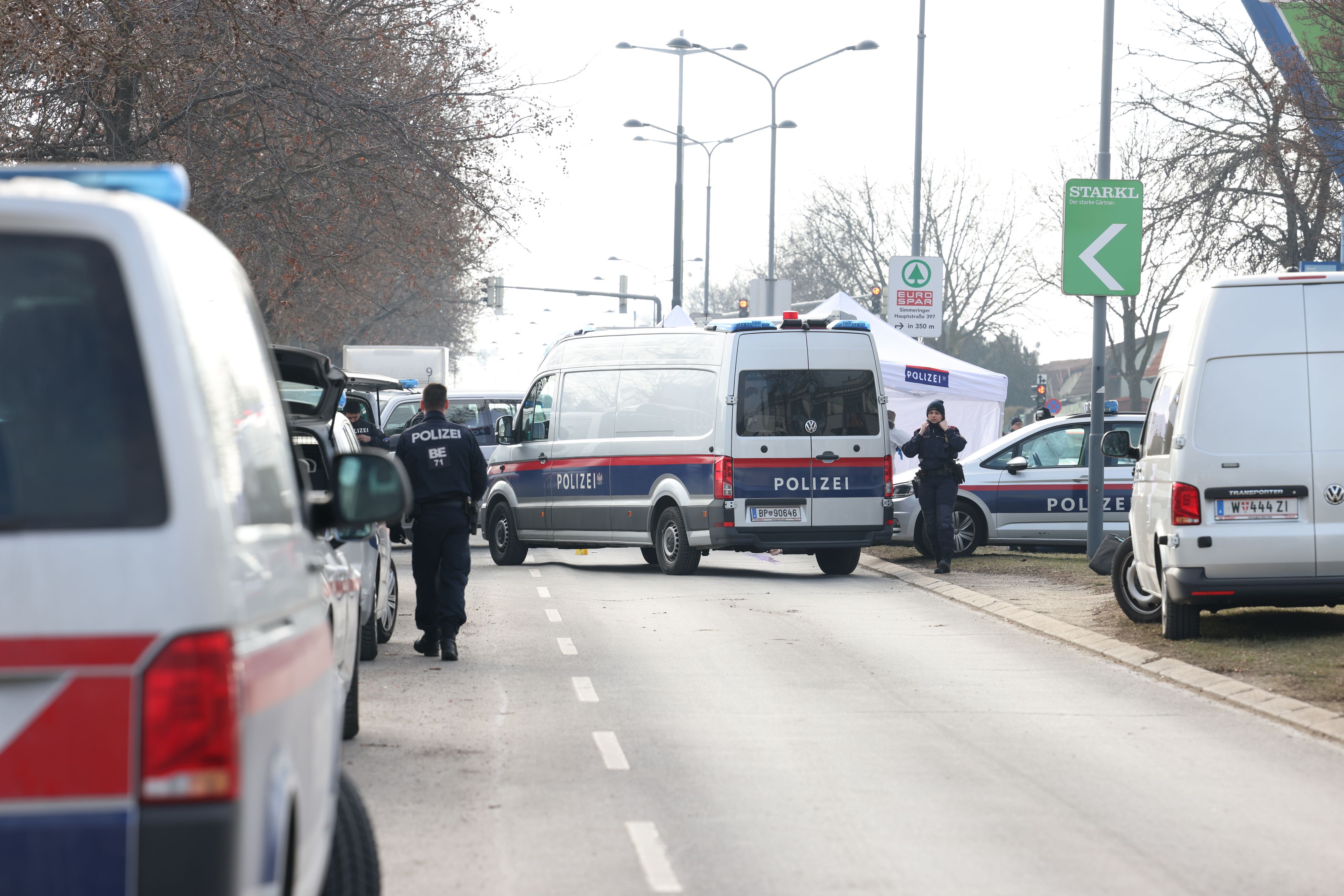 Die Etrichstraße wurde nach der Gewalttat von der Polizei gesperrt.