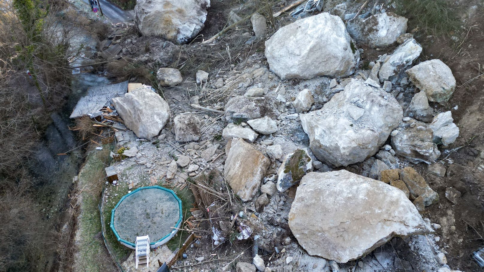 Erste Fotos zeigen das wahre Ausmaß des Felssturzes in Steyr. Brocken so groß wie Häuser stürzten nach einem lauten Knall plötzlich herunter.