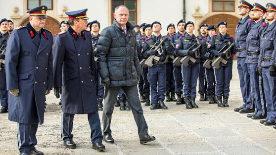 Innenminister Karner bei der Ausmusterungsfeier von 177 Polizei-Aspiranten