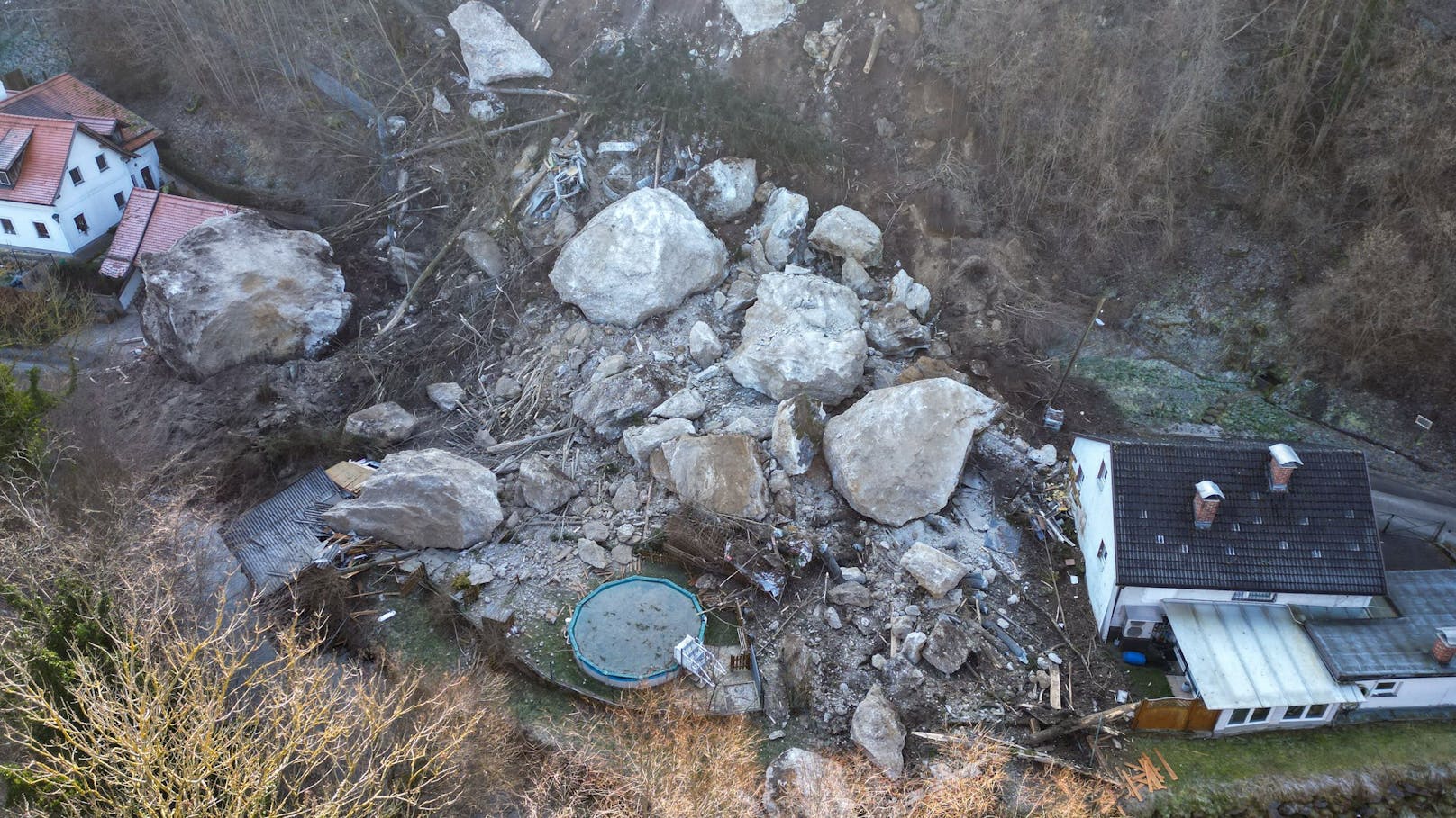 Erste Fotos zeigen das wahre Ausmaß des Felssturzes in Steyr. Brocken so groß wie Häuser stürzten nach einem lauten Knall plötzlich herunter.