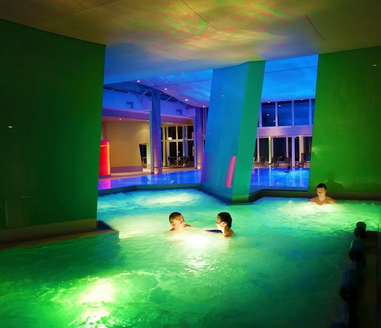 Heute.at - Keine Ruhe! Pärchen vergnügen sich beim Wellnessen