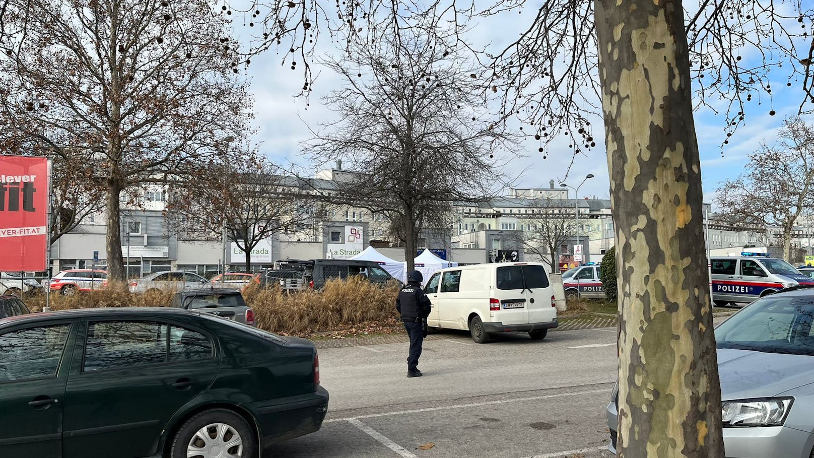 Bluttat in Simmering: Die Polizei ist mit einem Großaufgebot vor Ort. 