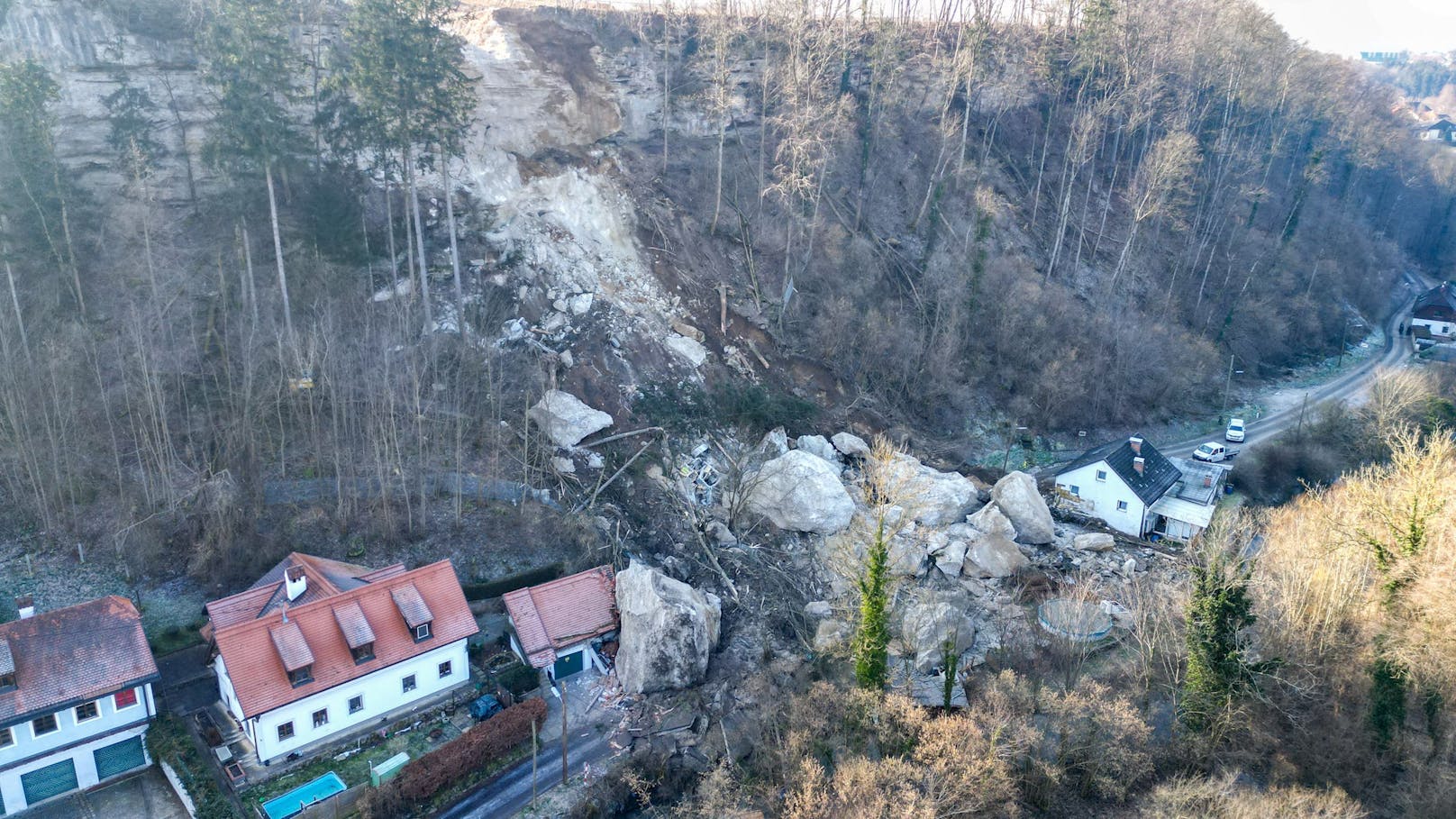 Erste Fotos zeigen das wahre Ausmaß des Felssturzes in Steyr. Brocken so groß wie Häuser stürzten nach einem lauten Knall plötzlich herunter.