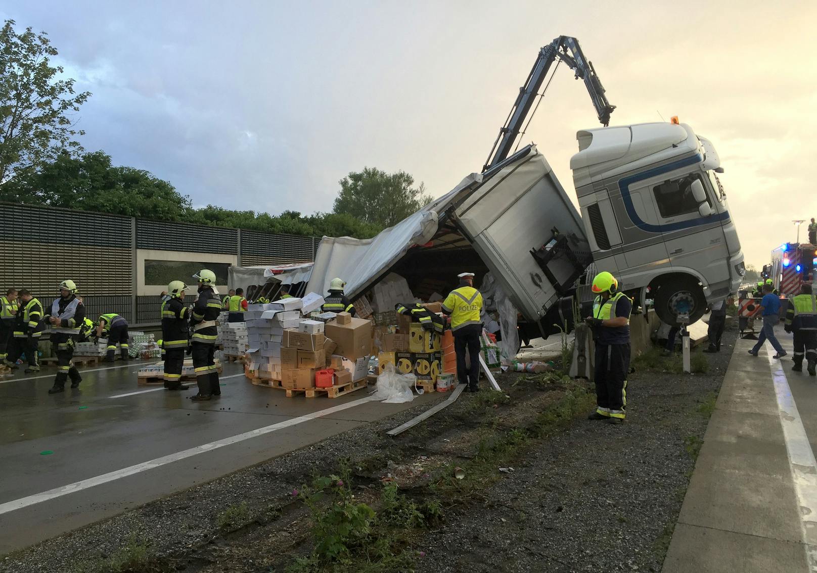 Schwerer Lkw-Crash auf der A2 – Autobahn gesperrt