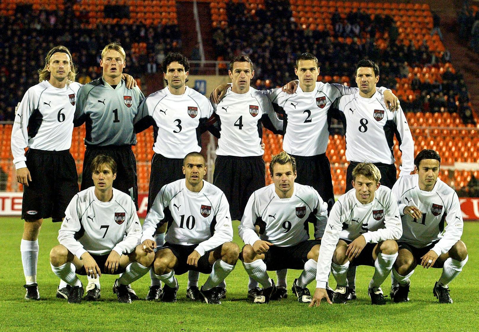 Volkan Kahraman im ÖFB-Team 2002 (unten rechts)