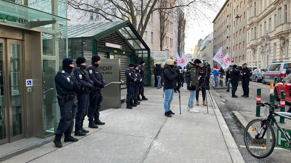 Aktivisten belagerten am Mittwochmorgen das Wiener Landesgericht für Strafsachen.