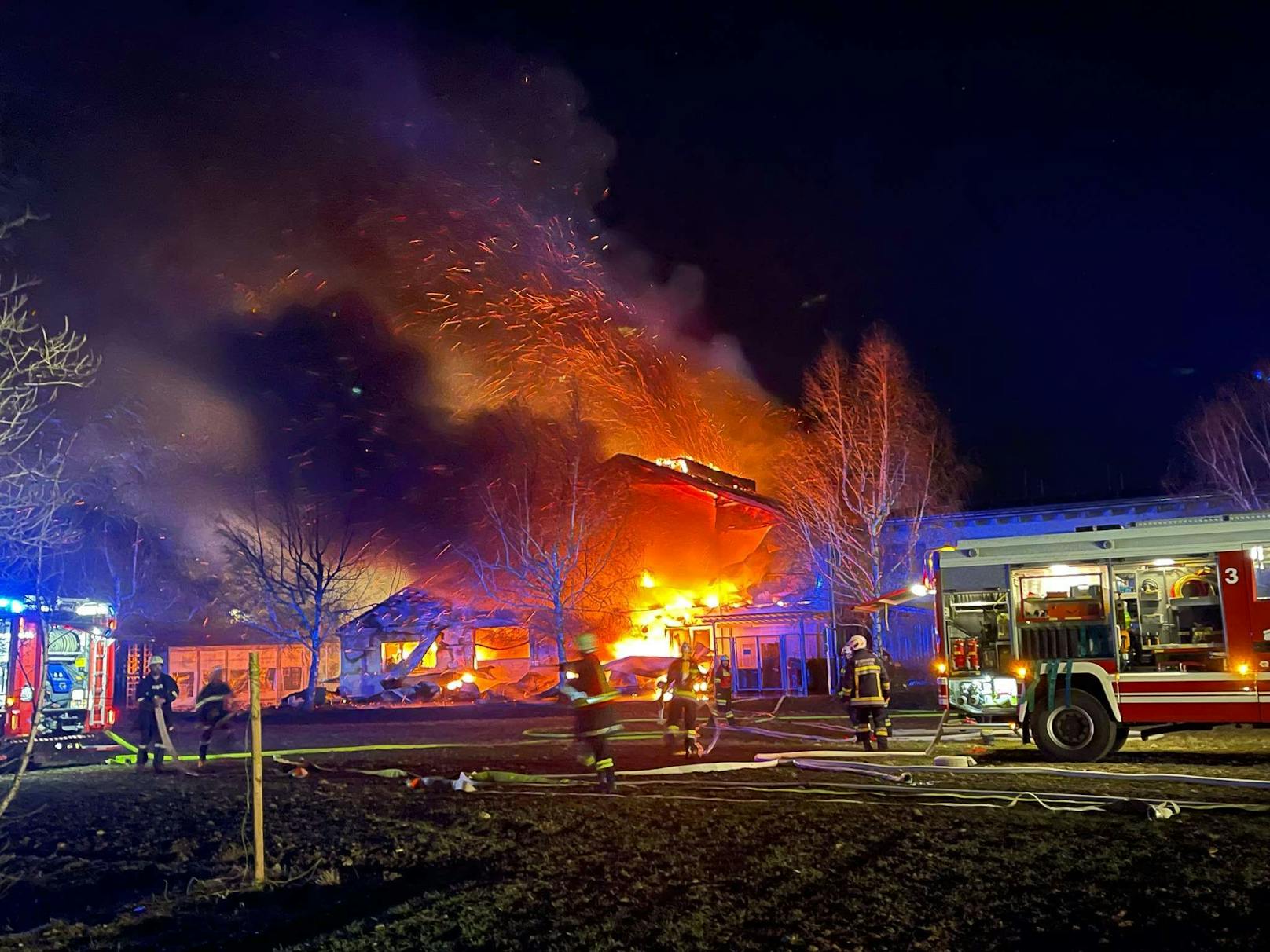 Zehn Feuerwehren stehen am Mittwochabend bei einem Brand eines Gewerbebetriebes in Purgstall an der Erlauf im Einsatz.