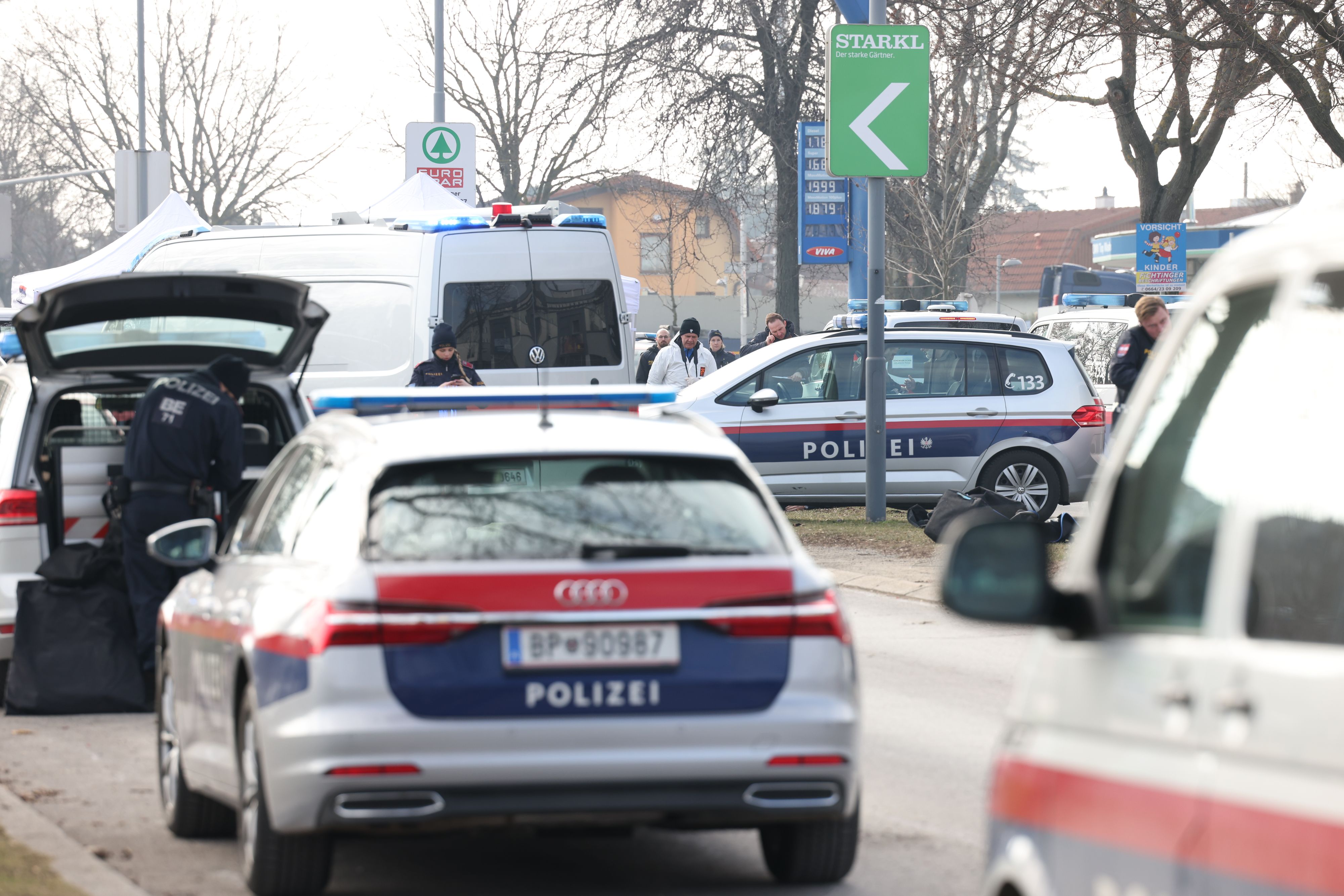 Die Etrichstraße wurde nach der Gewalttat von der Polizei gesperrt.