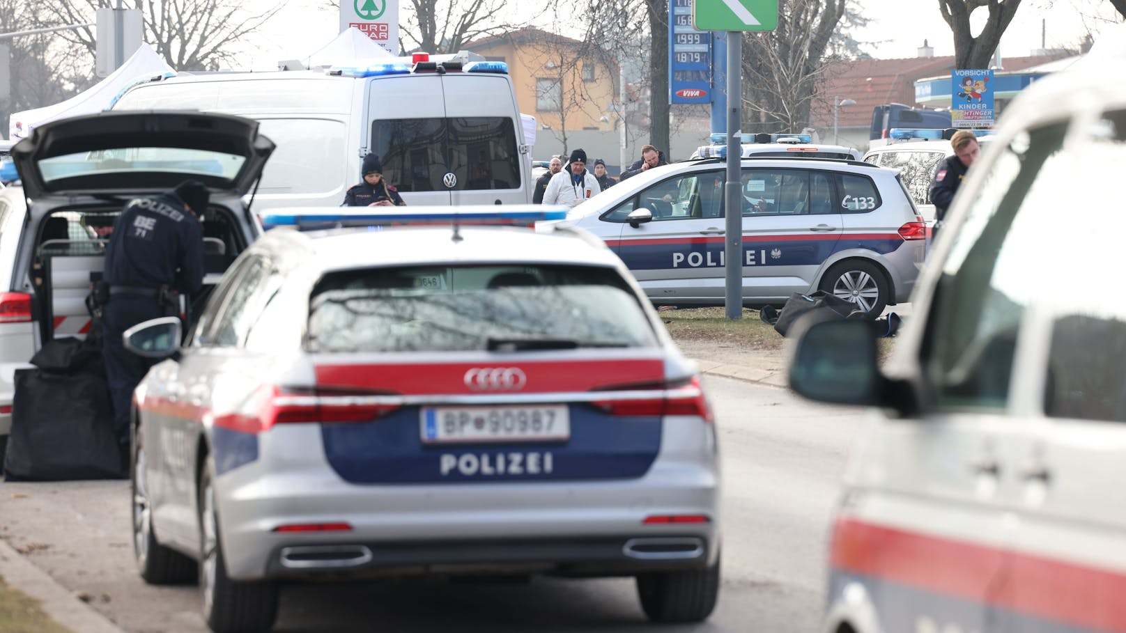 Die Etrichstraße wurde nach der Gewalttat von der Polizei gesperrt.