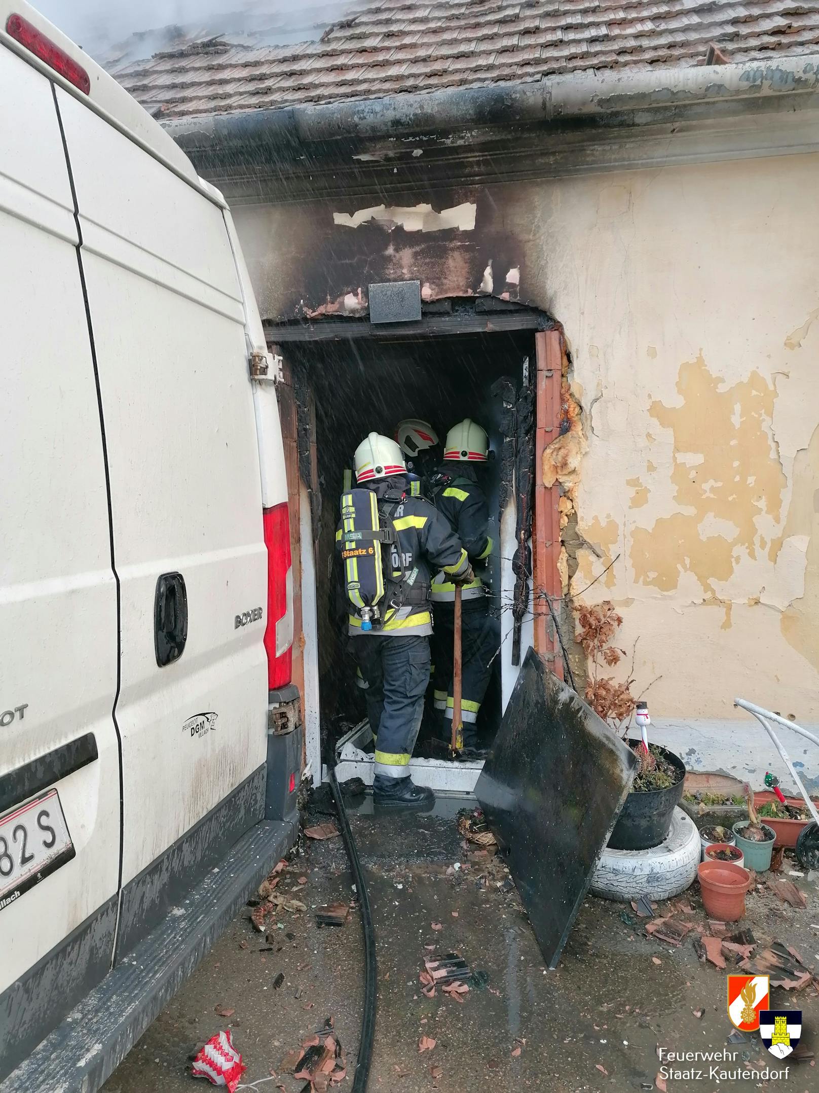 Großeinsatz bei Wohnhausbrand: Feuerwehr und Rettung vor Ort