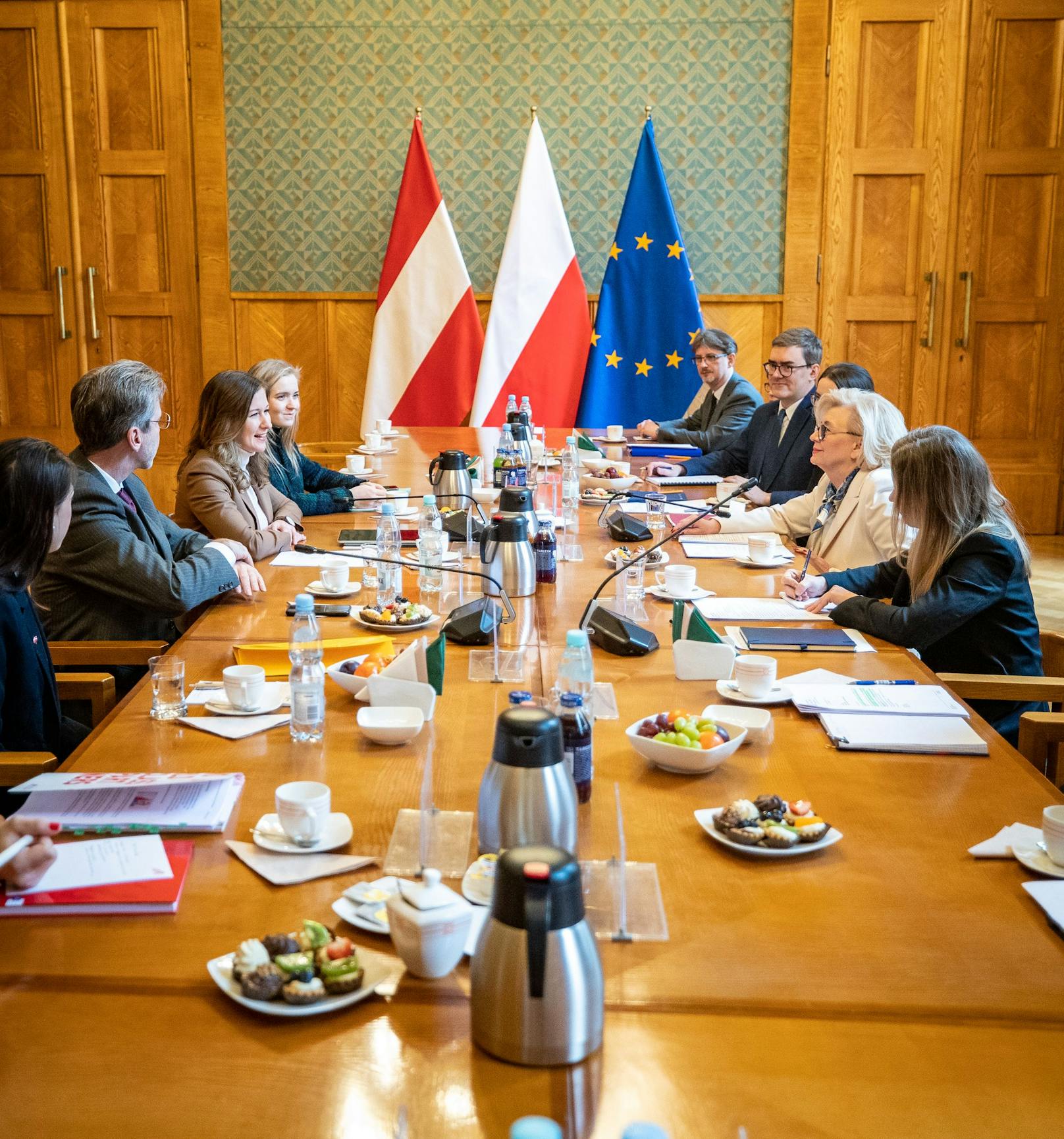 Man möchte in Polen daher 120 sogenannte Kompetenzzentren errichten, die als moderne Berufsschulen fungieren sollen und die duale Ausbildung (die Ausbildung an zwei Orten – Betrieb sowie Berufsschule) somit attraktiver zu gestalten.