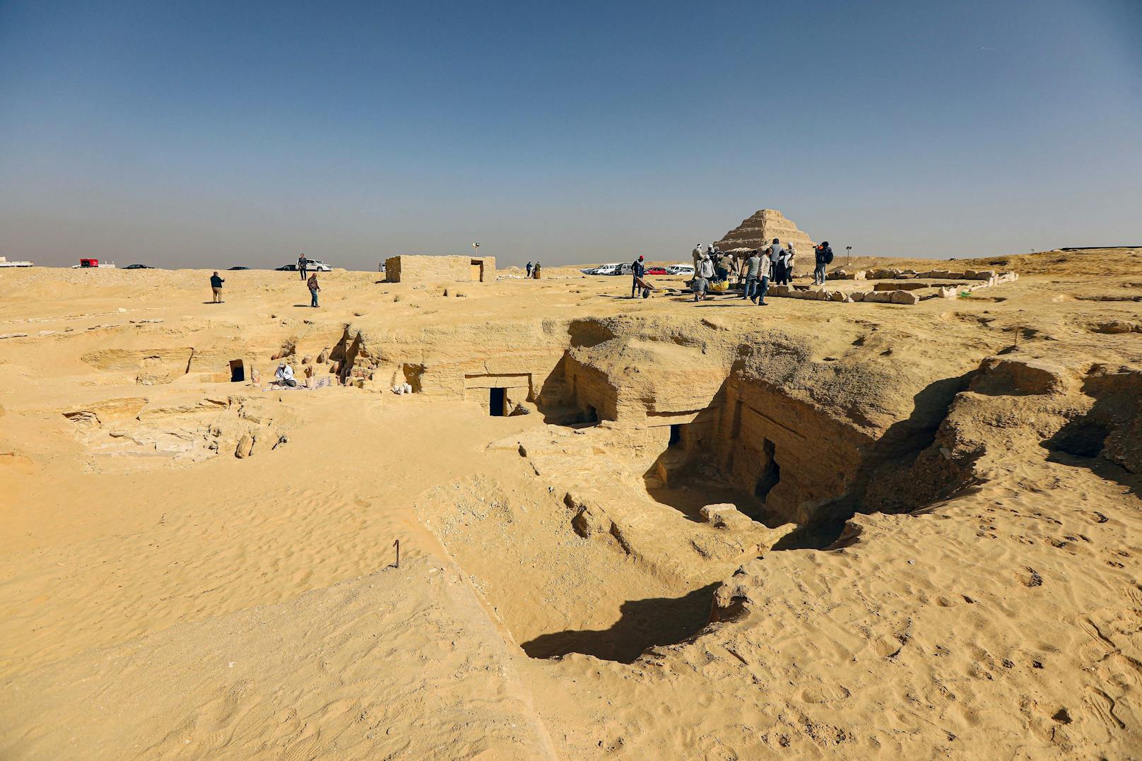 Das Mamorrelief stammt aus dem Grab des Ankhmahor, der ein Beamter von Pharao Teti II. aus der Sechsten Dynastie war. Dieser regierte im Zeitraum von 2318 bis 2300 v. Chr. Ankhmahors Grab befindet sich in der Totenstadt Sakkara am westlichen Nilufer, rund 20 Kilometer südlich von Kairo.