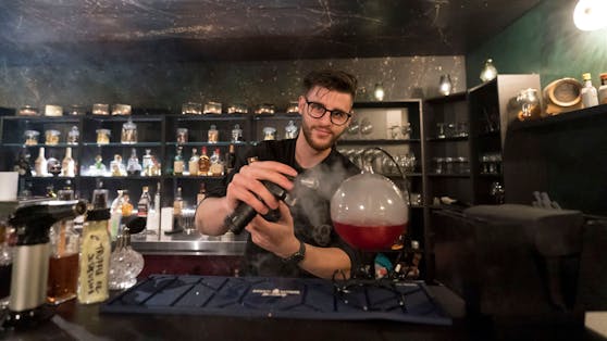 Barkeeper Philipp Suttner (21) mit dem Rauchcocktail "Truffle Cherry Sour" im Neundreiviertel am Karlsplatz