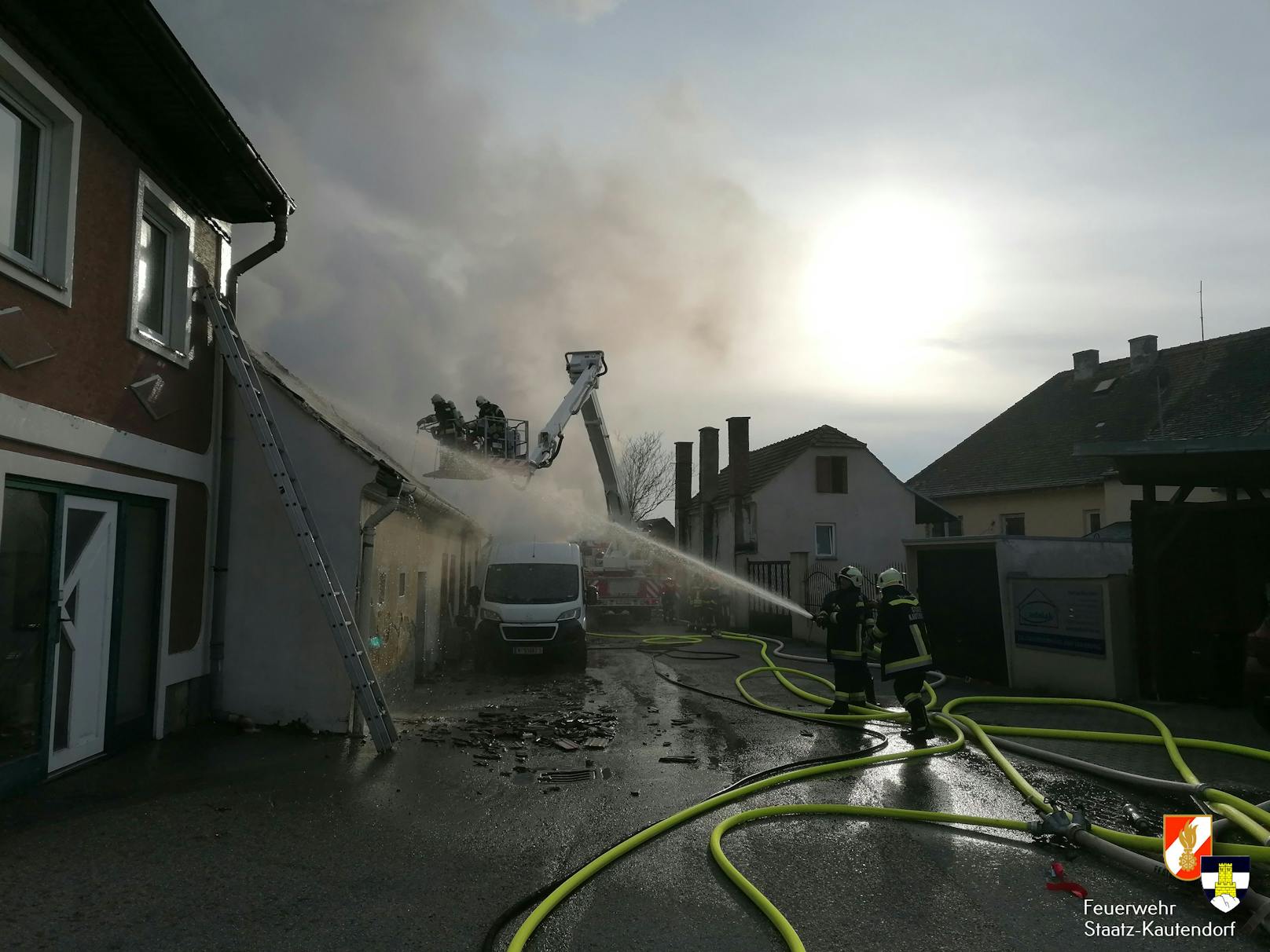 Großeinsatz bei Wohnhausbrand: Feuerwehr und Rettung vor Ort